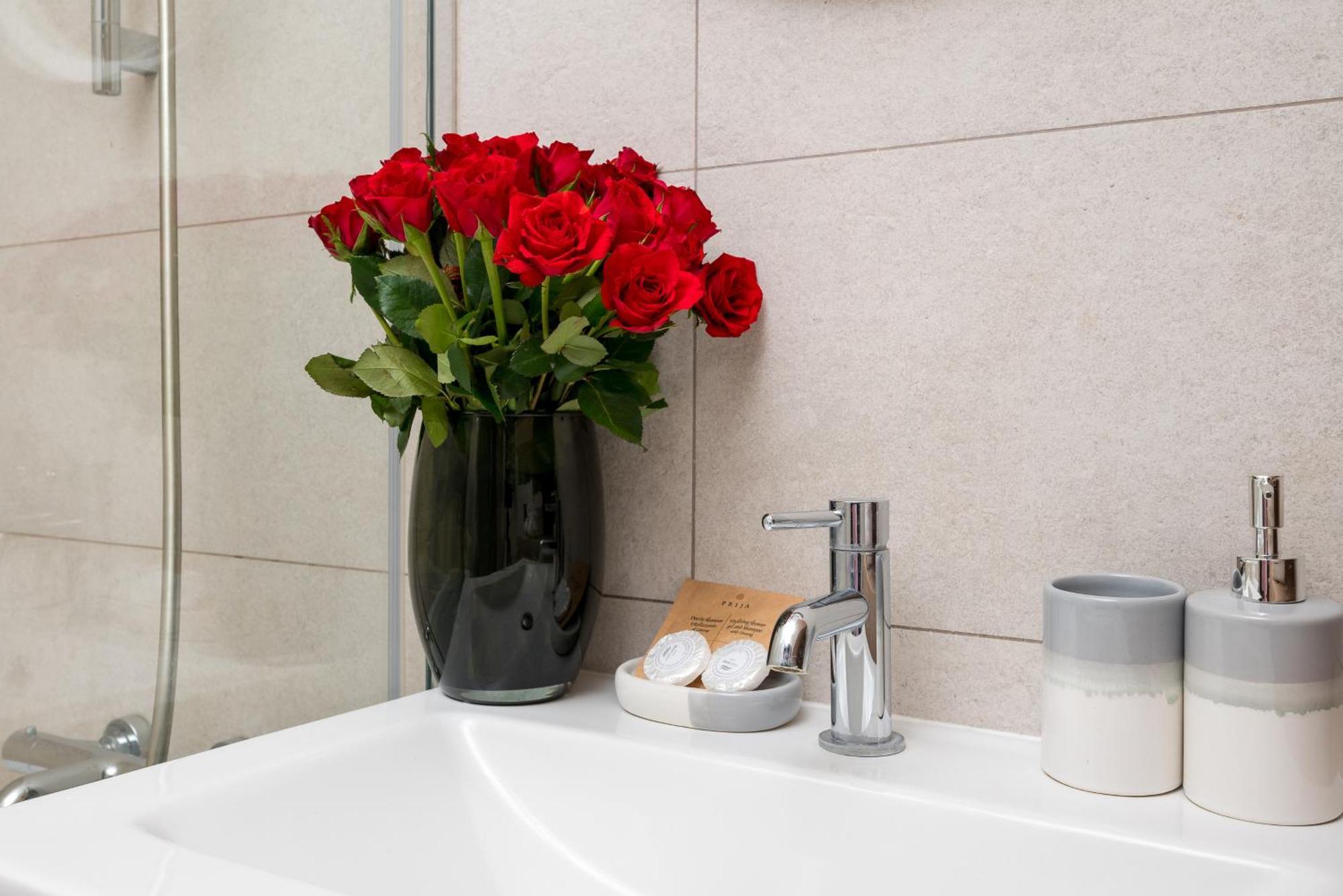 Urban Gem With Private Parking, Balcony At Metro Station, Only 10 Min To City Centre Varsóvia