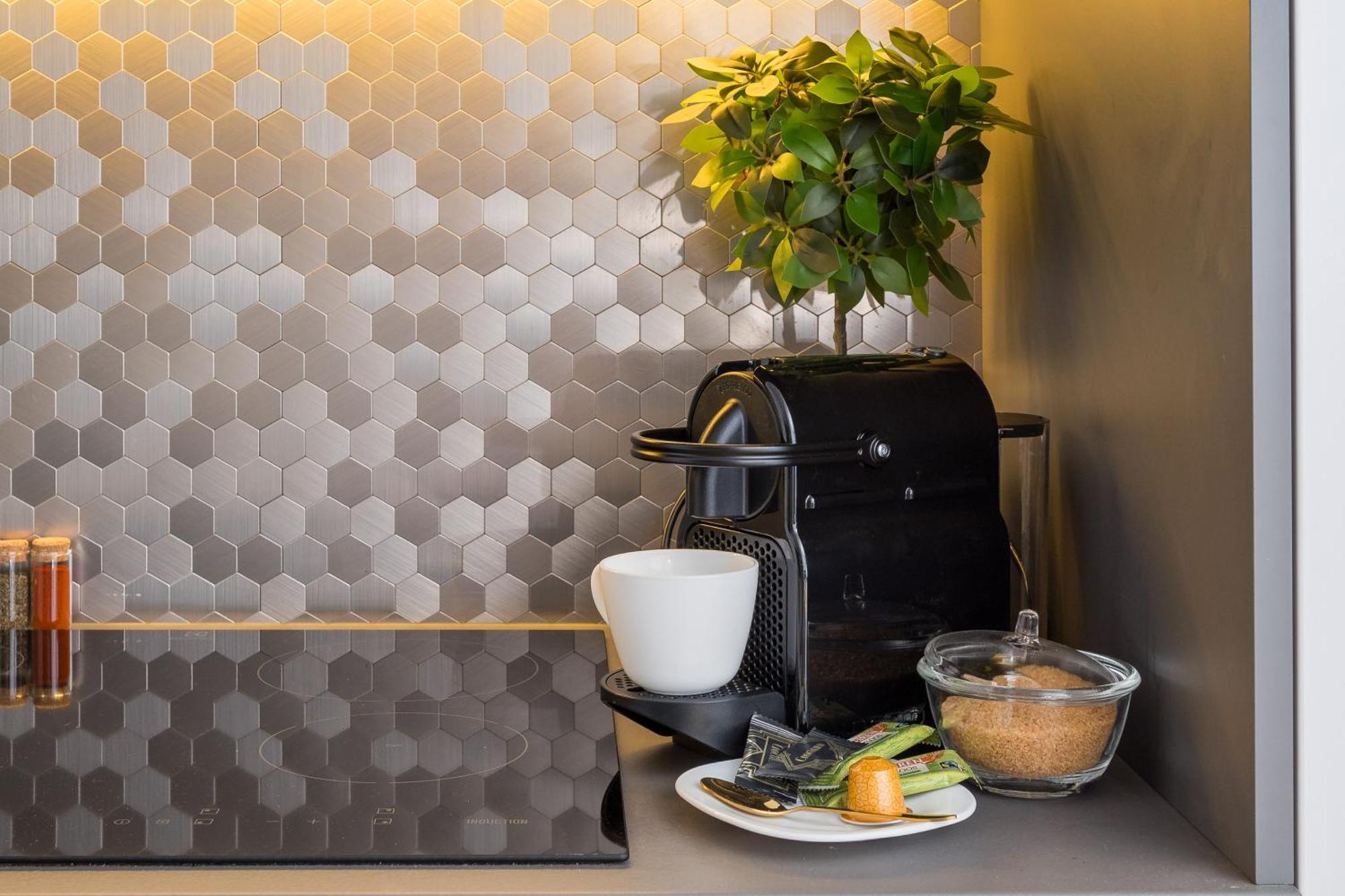 Urban Gem With Private Parking, Balcony At Metro Station, Only 10 Min To City Centre Varsóvia