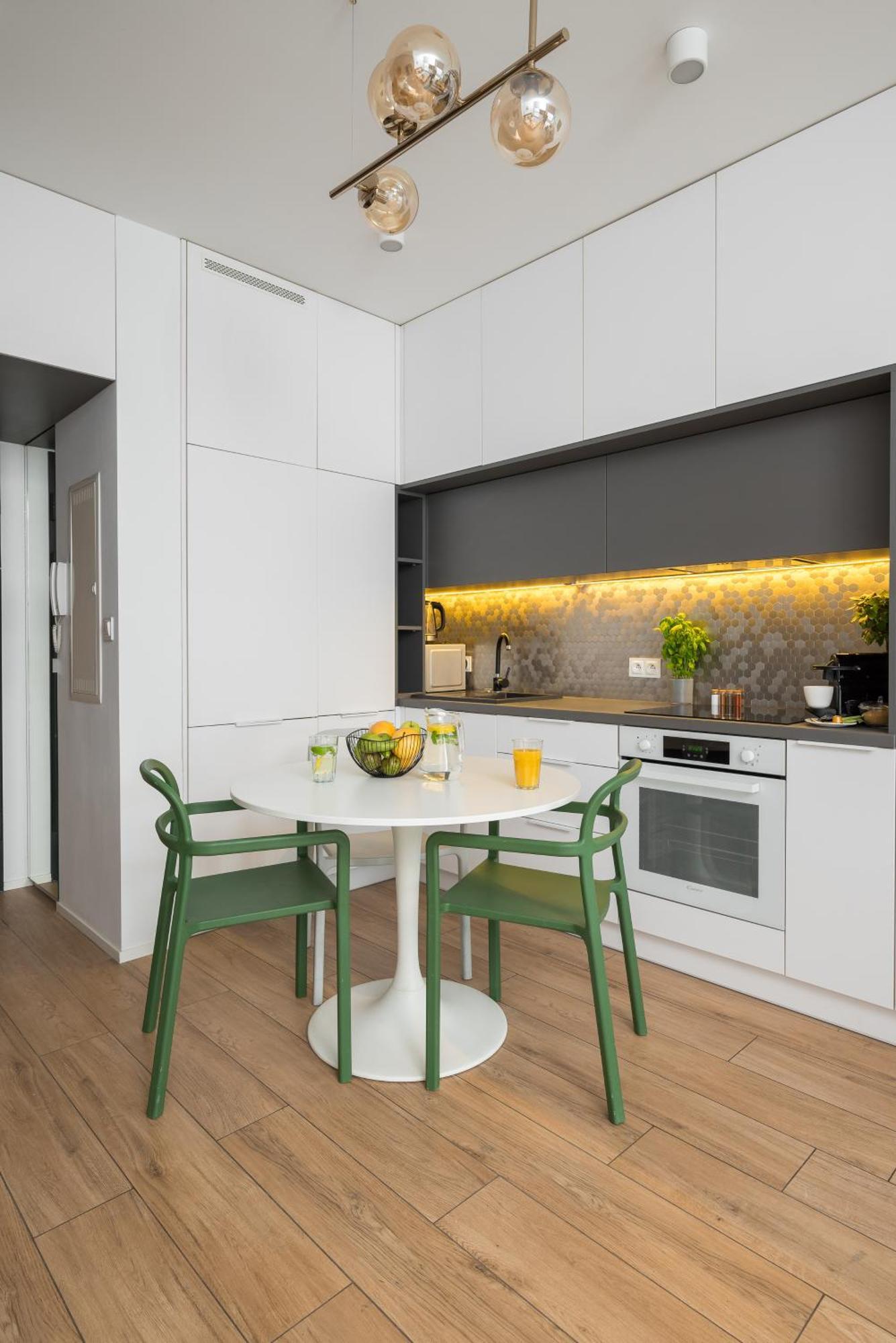 Urban Gem With Private Parking, Balcony At Metro Station, Only 10 Min To City Centre Varsóvia