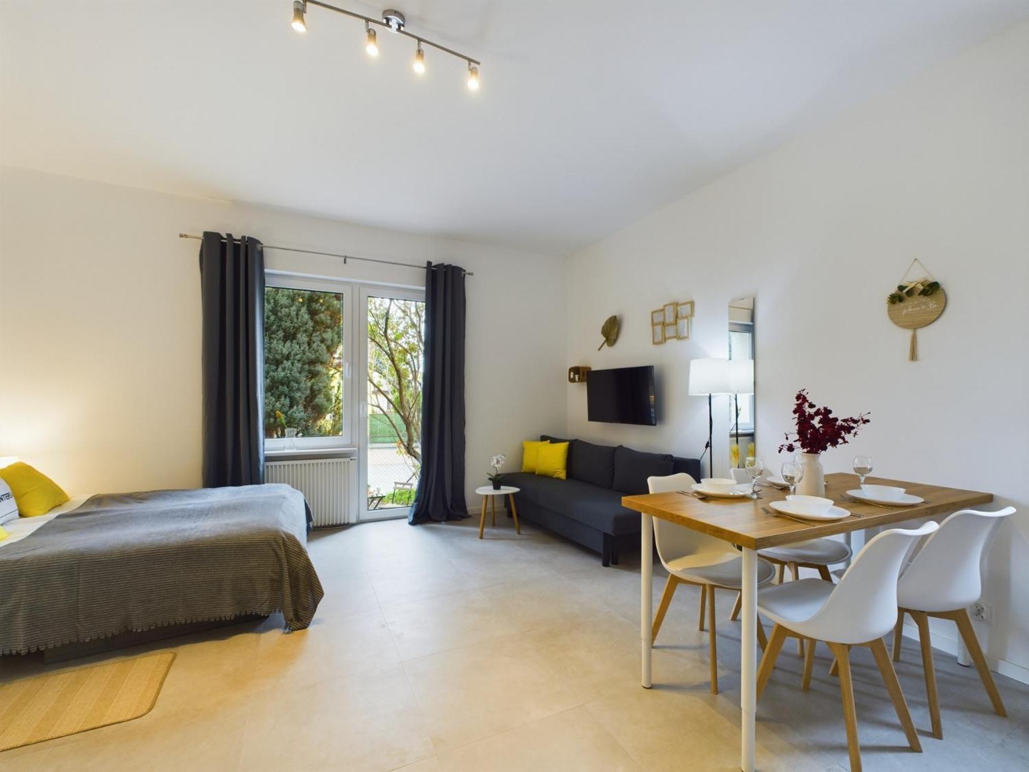 With Parking And Garden Near Chopin Airport By Renters Varsóvia