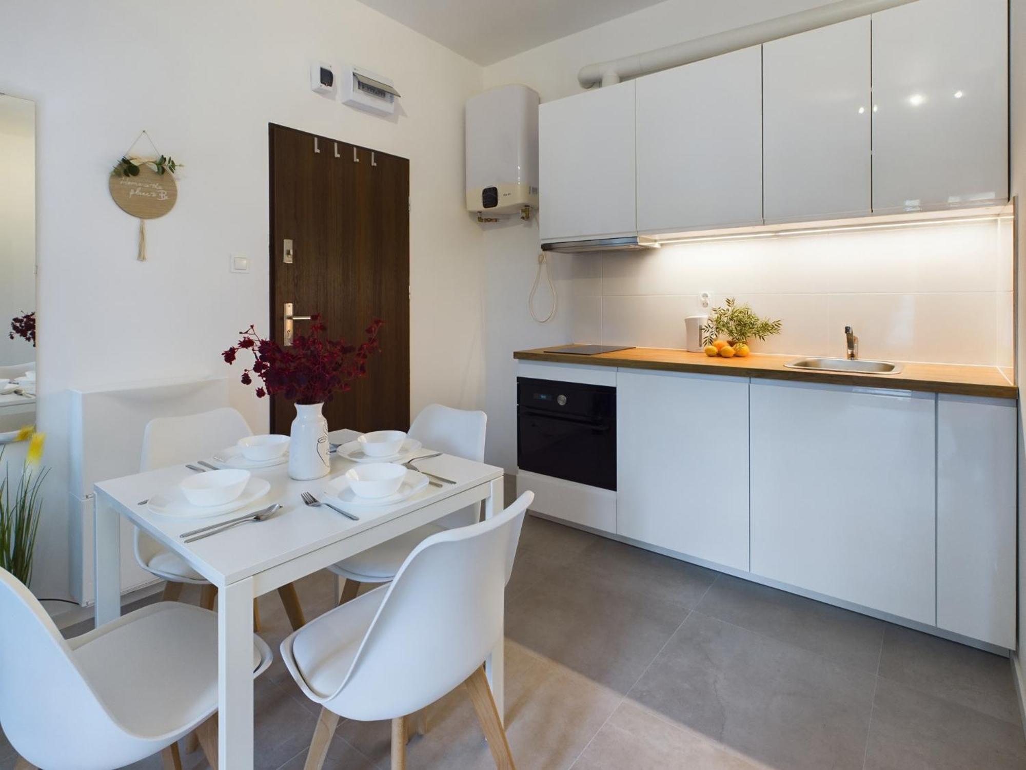 With Parking And Garden Near Chopin Airport By Renters Apartamento