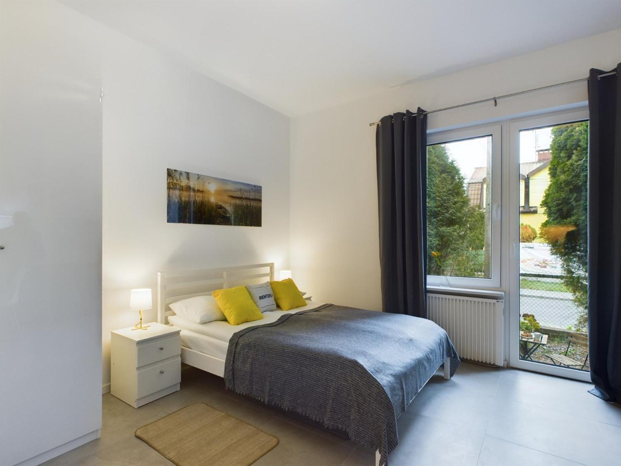 With Parking And Garden Near Chopin Airport By Renters Apartamento Varsóvia