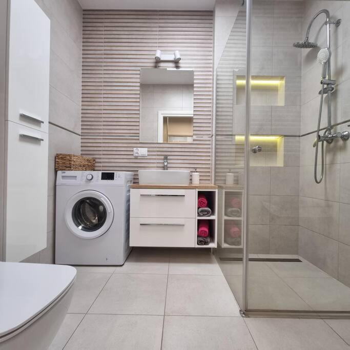 Greenery Wola Apartment *