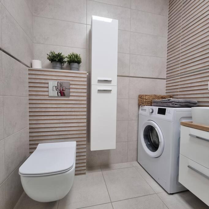Greenery Wola Apartment *