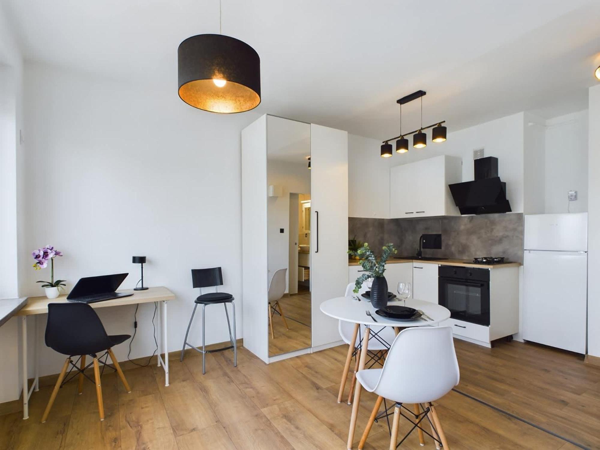 Bright In Downtown By Renters
