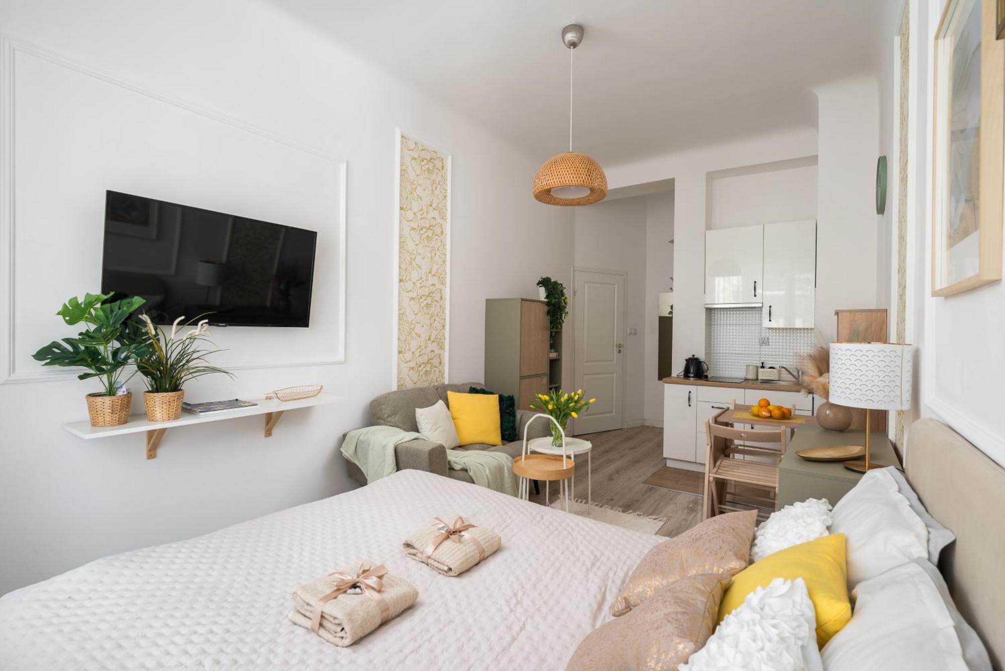 Pink Elephant 2x1br In Historic Tenement House 1 Km From *