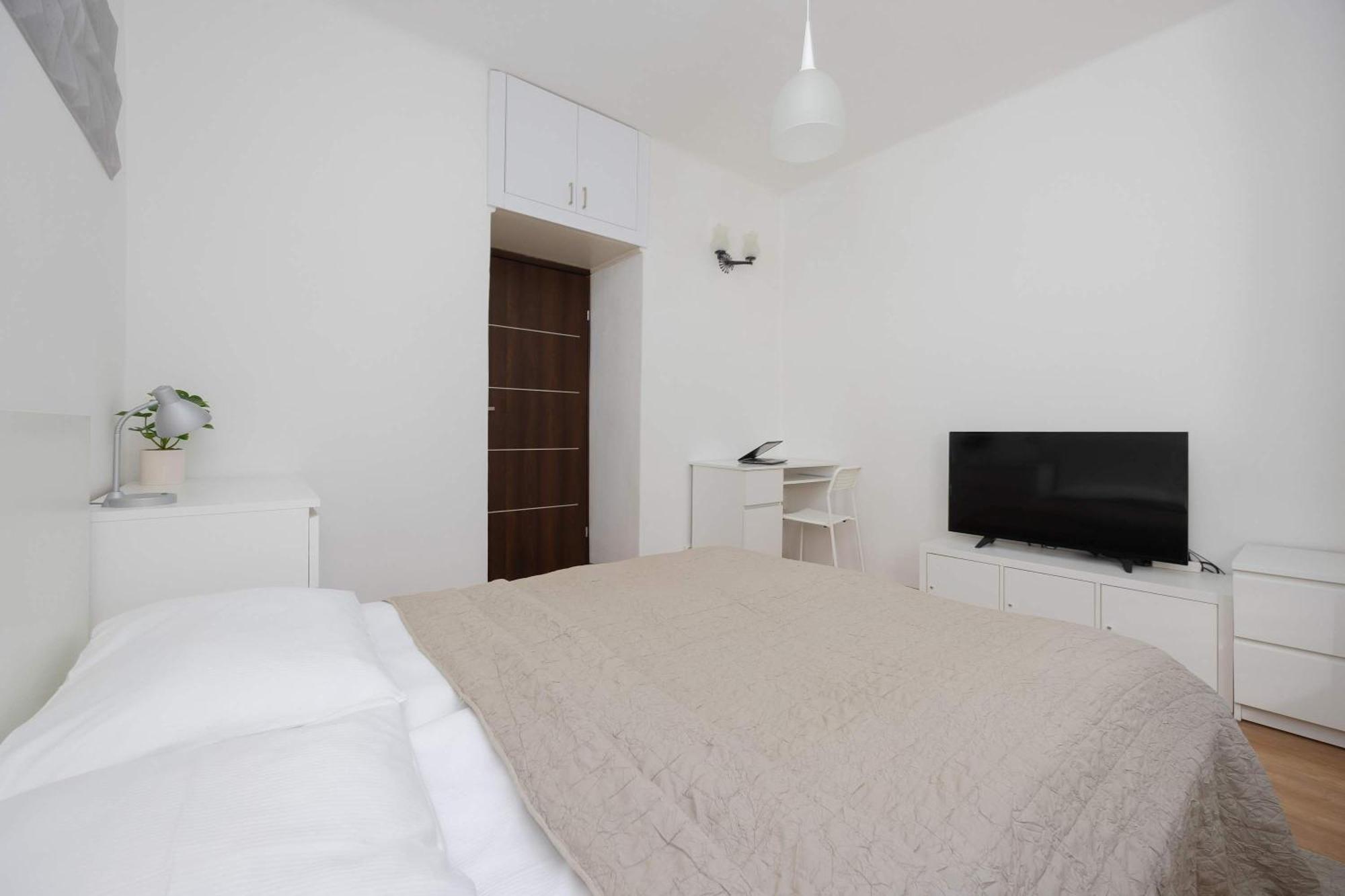 Modern In Perfect For Remote Work By Renters Apartment Warschau