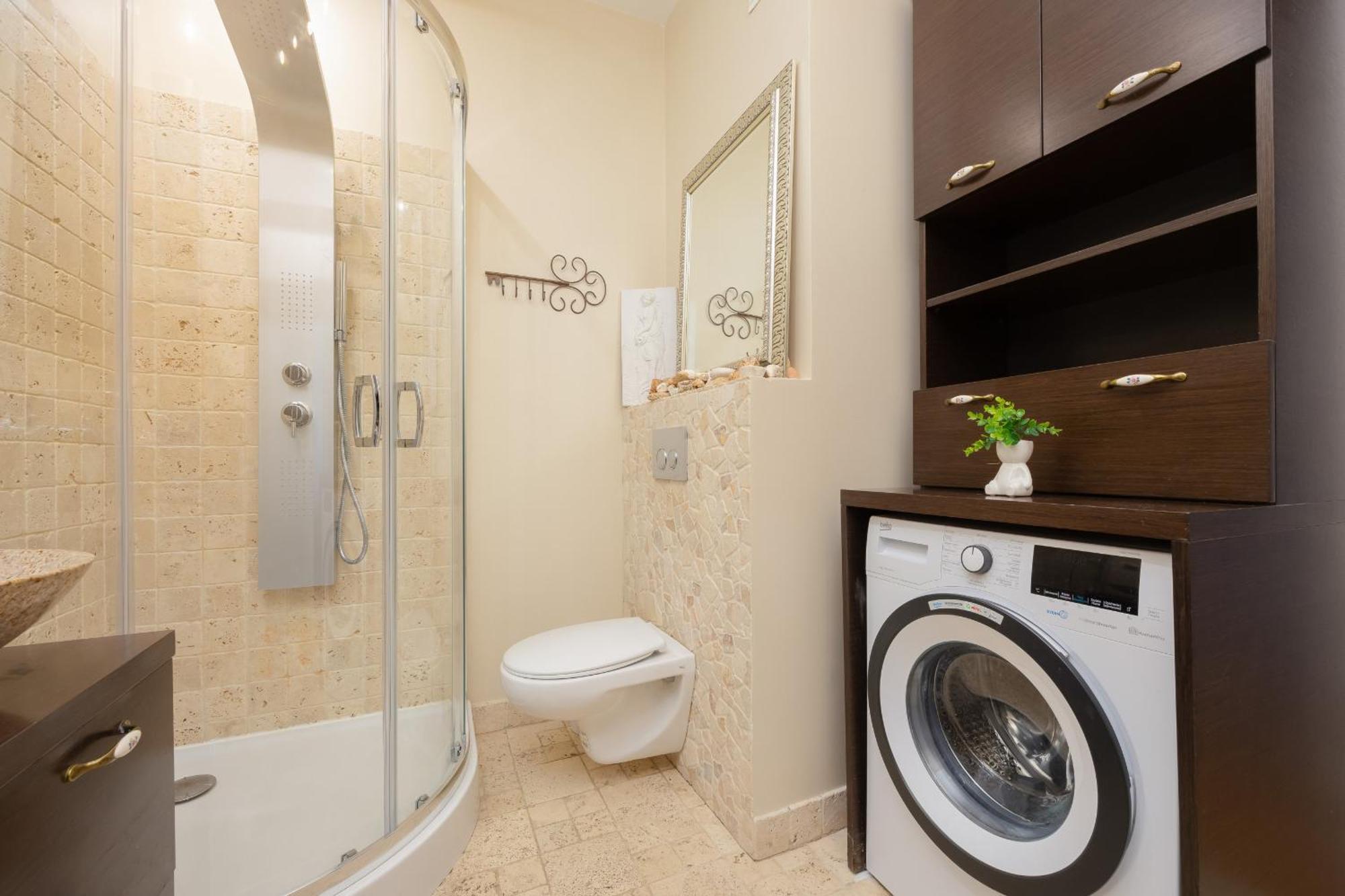 Spacious With Parking By Renters *