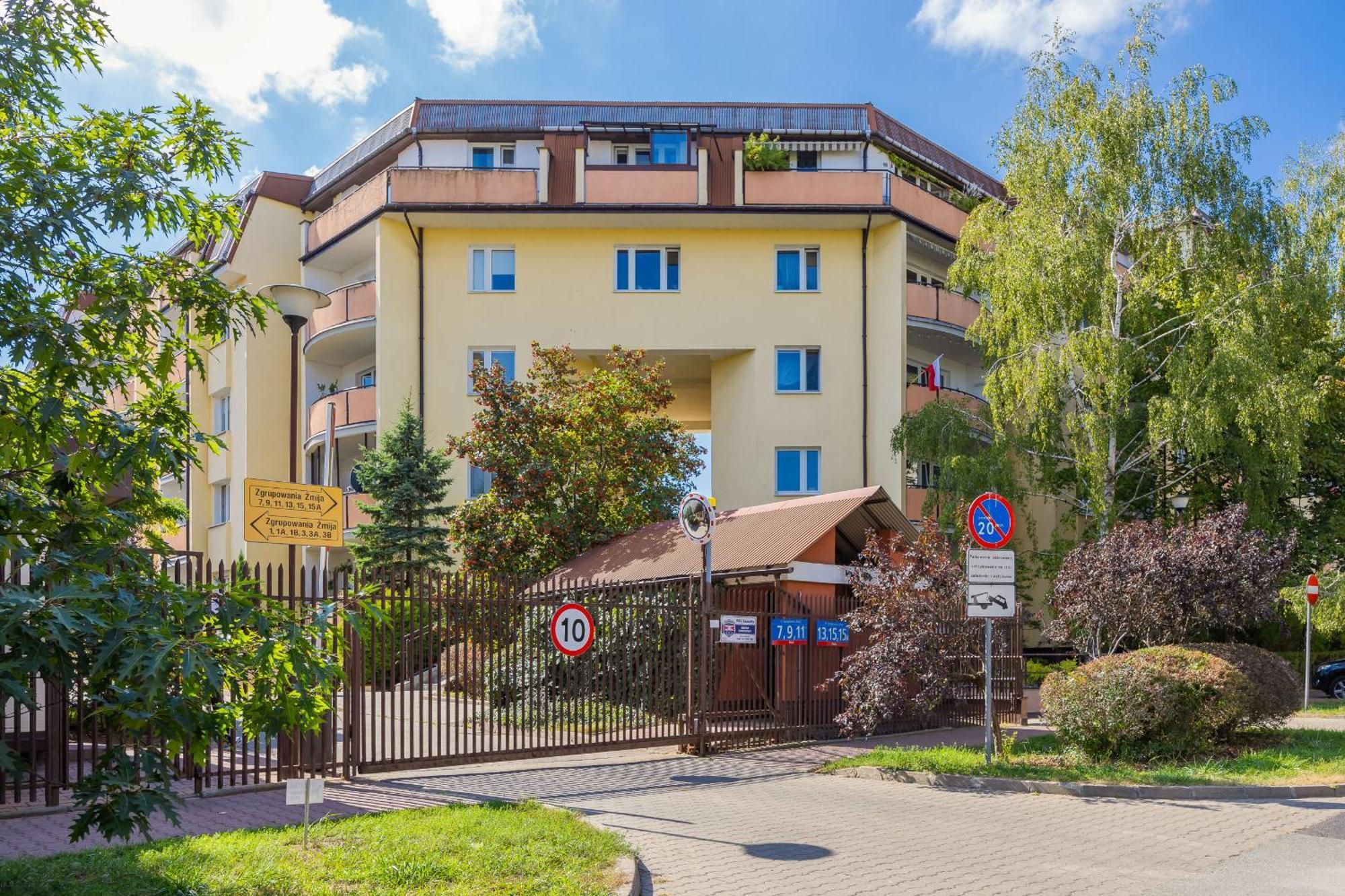 Spacious With Parking By Renters Apartament
