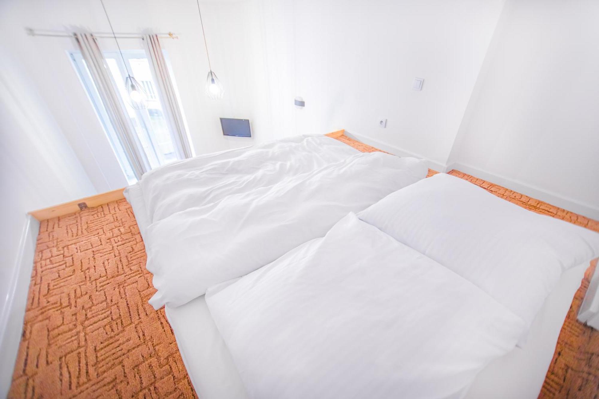 Lovely Hoza Str Super Location Apartment Warschau