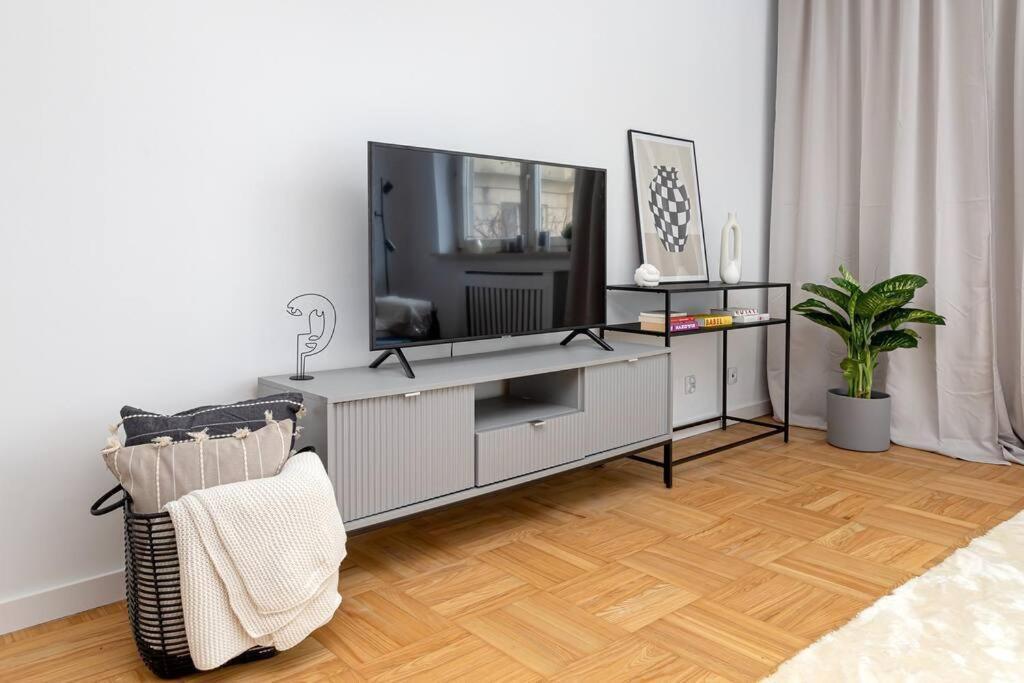 Spacious Swimming Pool Gym Sauna Wwa40 * Warsaw