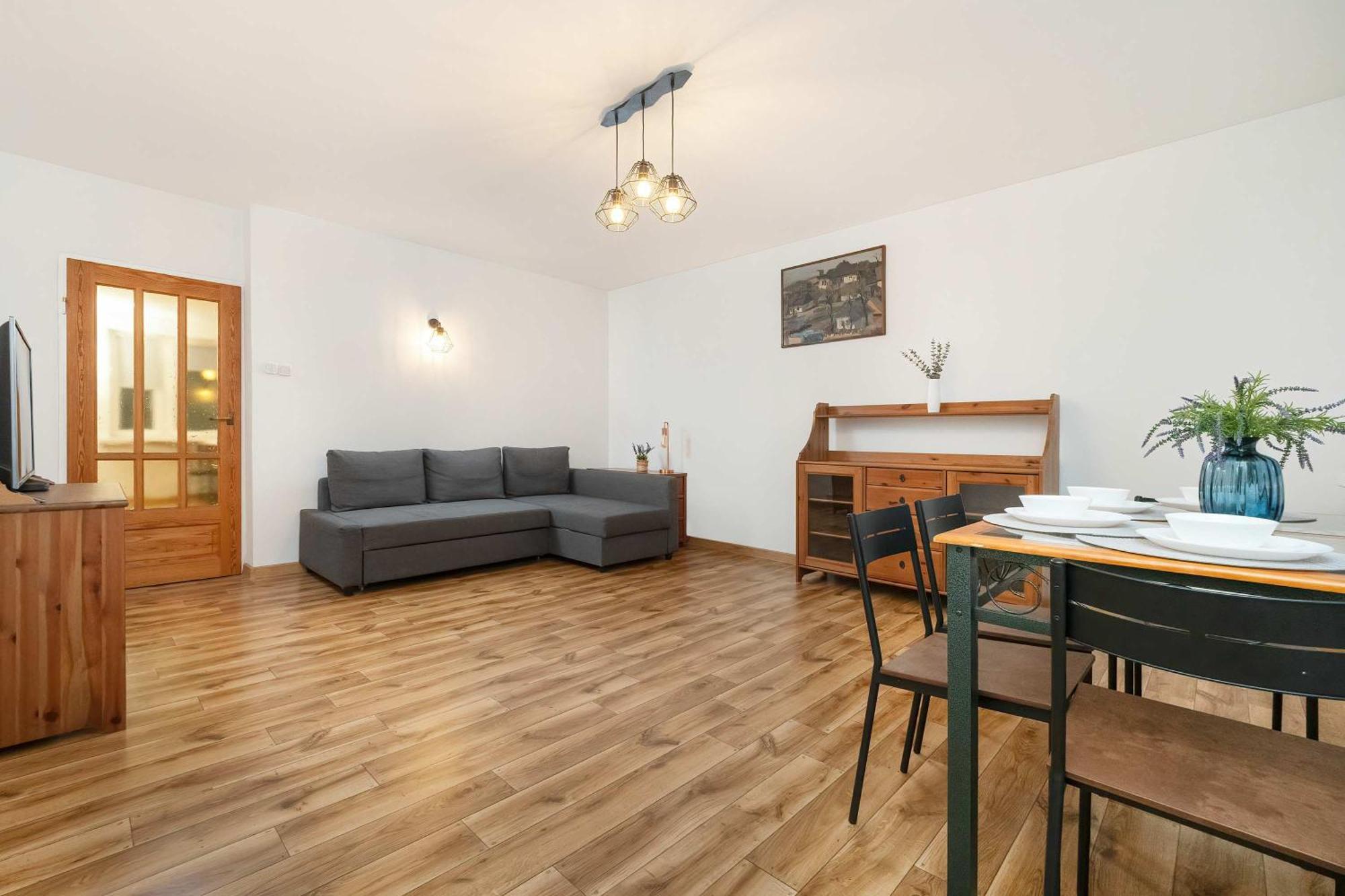 Merliniego Trendy With Desk By Renters Apartment *