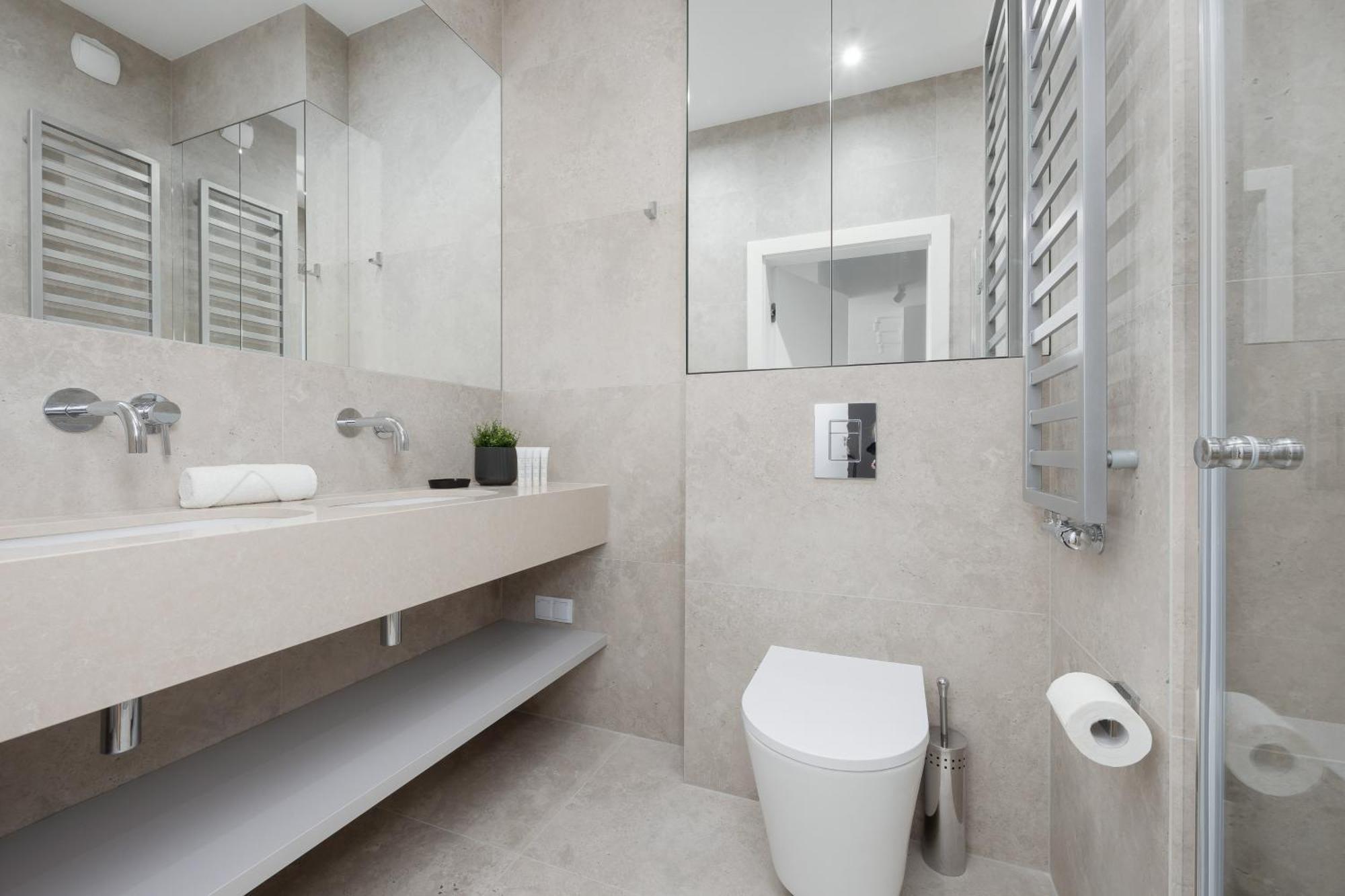 Luxurious And Modern In Center With Parking By Renters Prestige