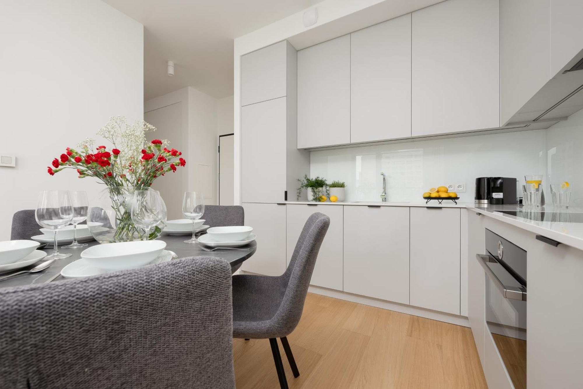 Luxurious And Modern In Center With Parking By Renters Prestige *