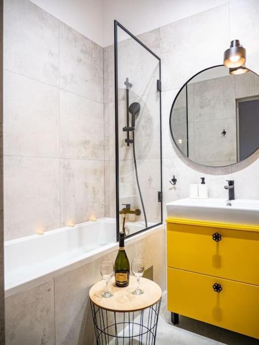 Apartment Chic In Historic Koneser Area