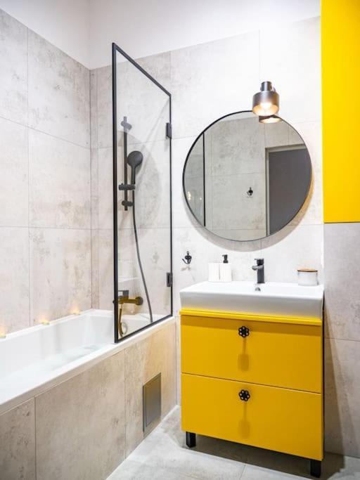 Apartment Chic In Historic Koneser Area