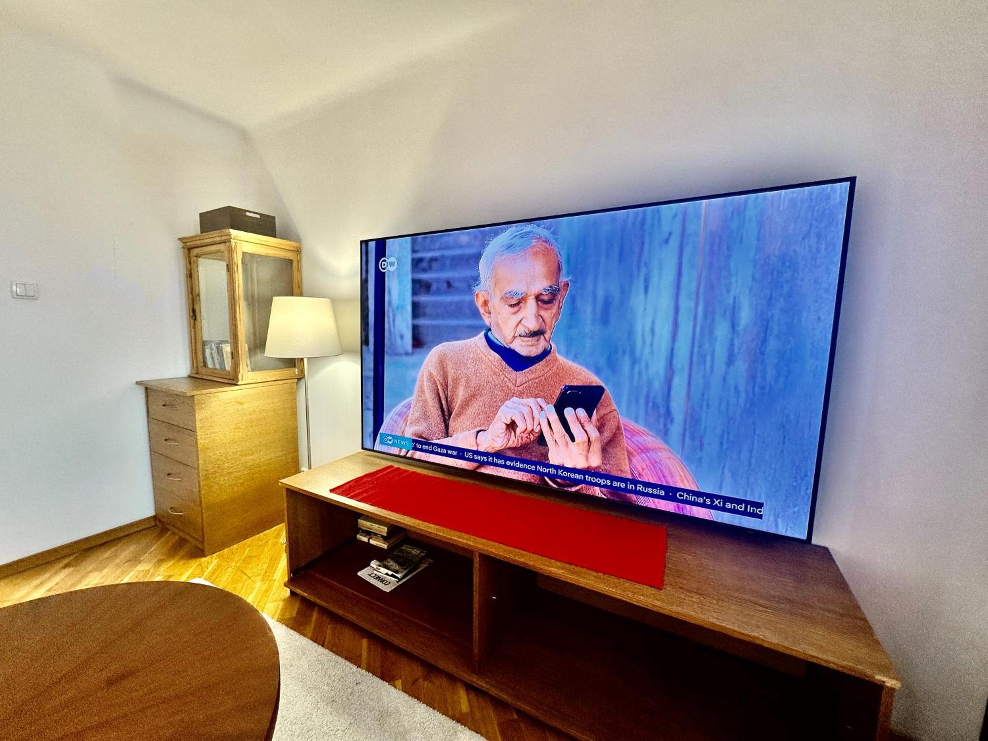 Old Town View Wifi 300 Mb/s Huge Screen Netflix Appletv Amazontv Apartment