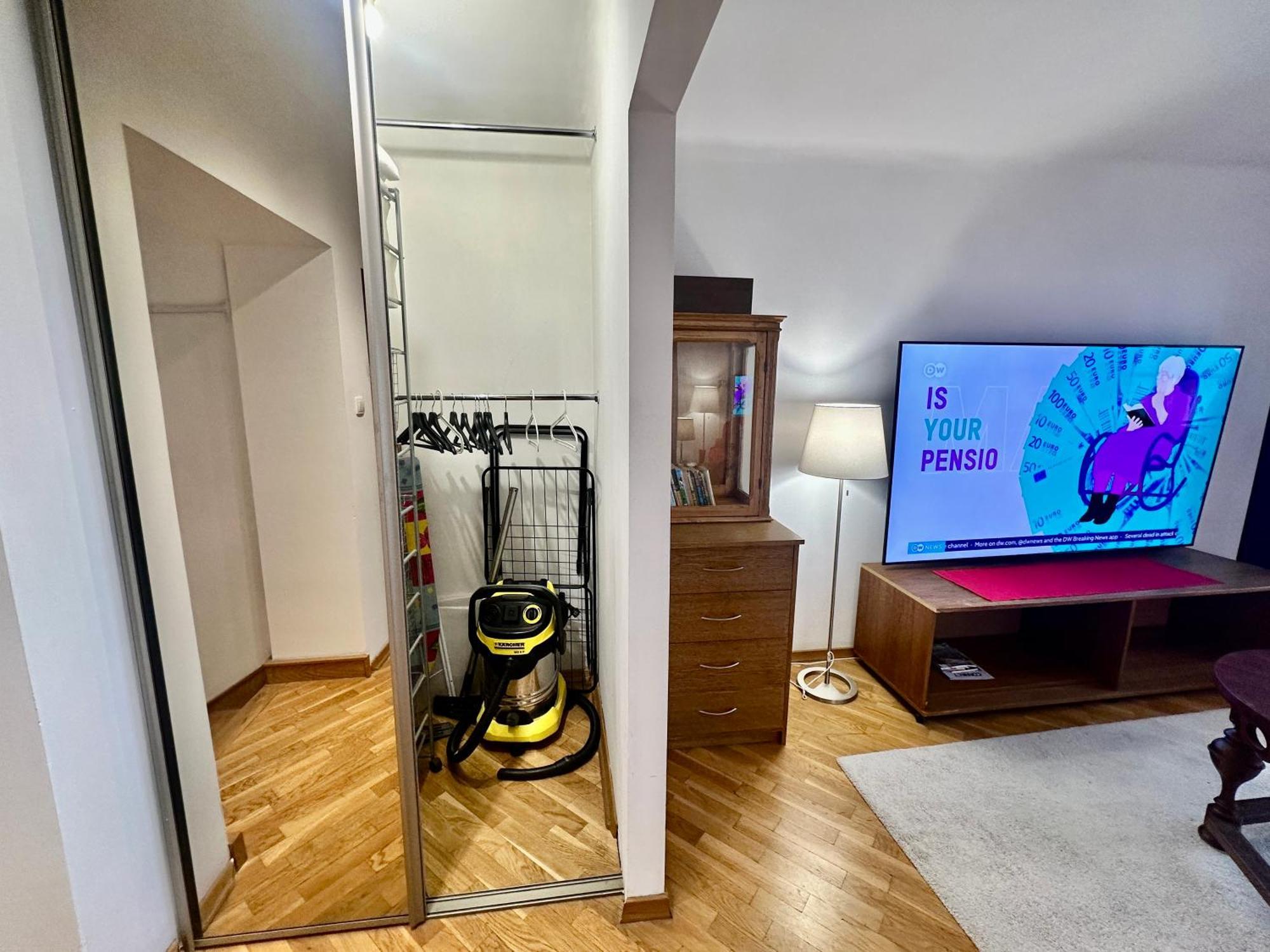 Old Town View Wifi 300 Mb/s Huge Screen Netflix Appletv Amazontv * Warsaw