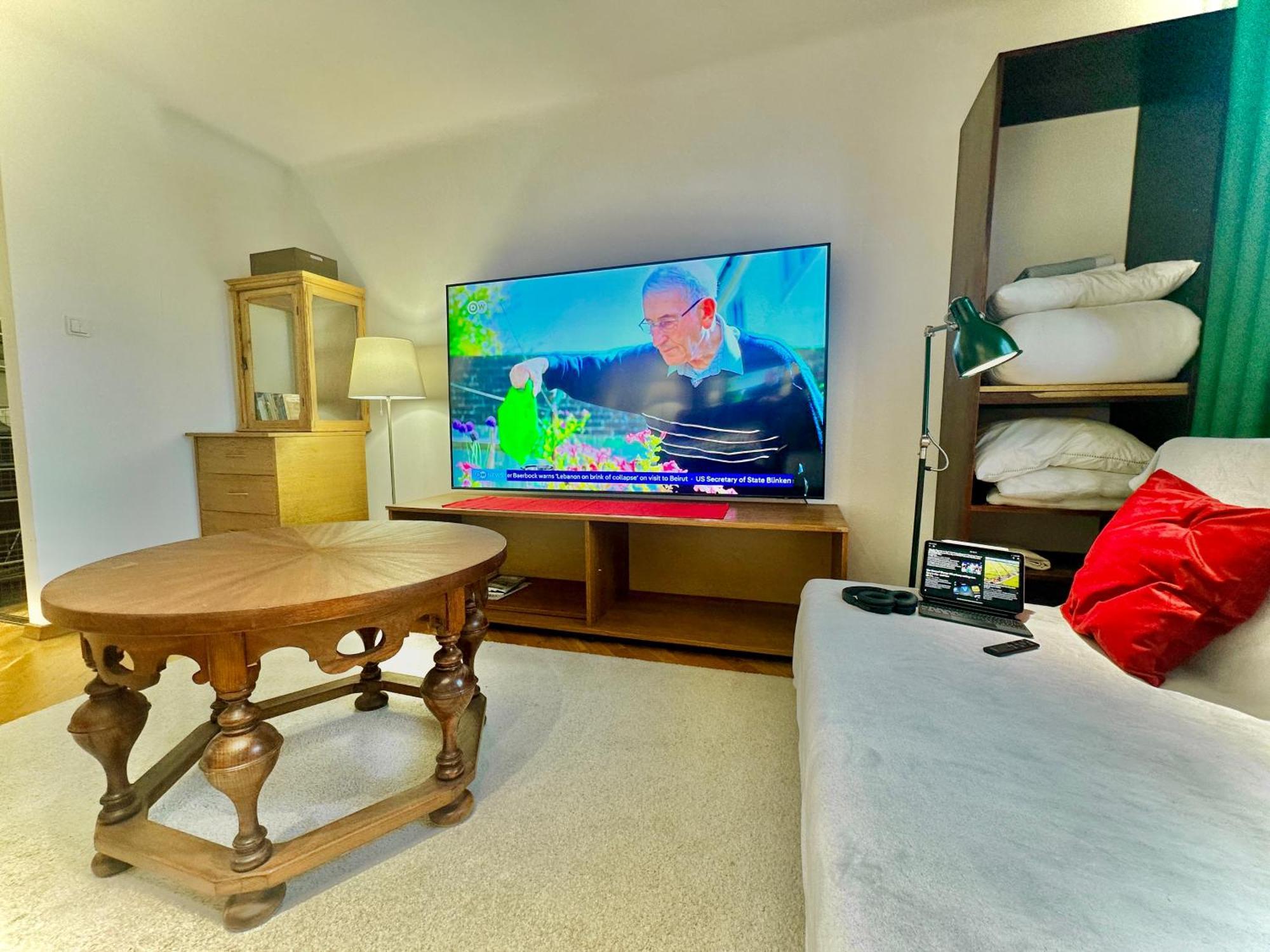 Old Town View Wifi 300 Mb/s Huge Screen Netflix Appletv Amazontv Apartment