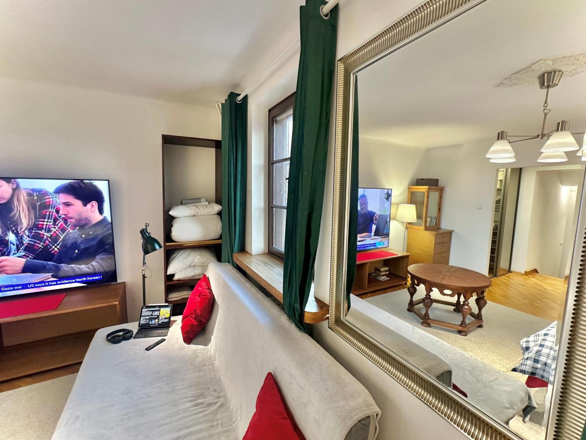 Old Town View Wifi 300 Mb/s Huge Screen Netflix Appletv Amazontv Apartment Warsaw