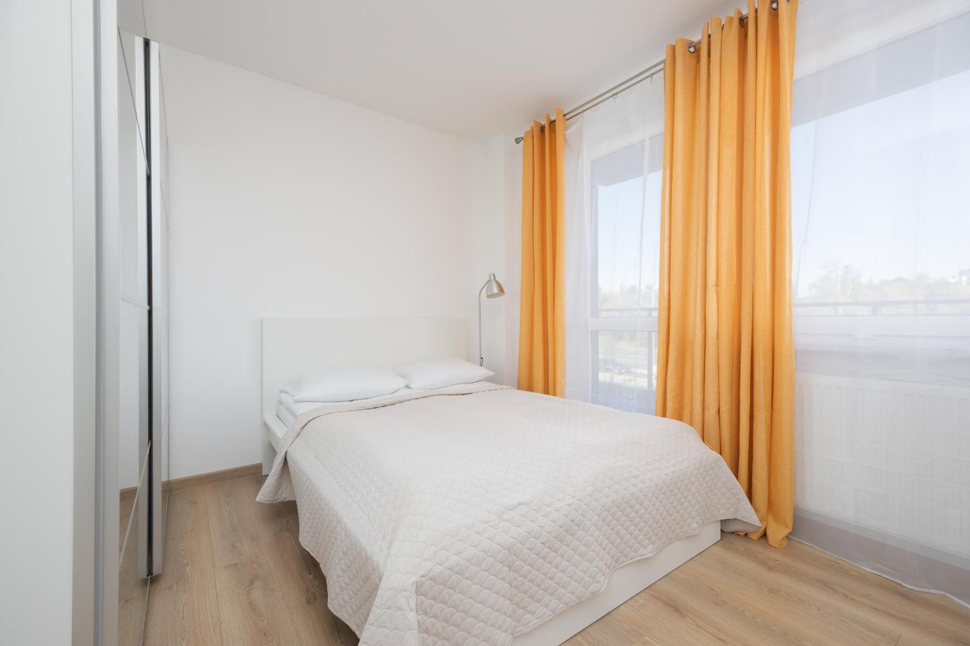 Apartment Air Conditioned In With Parking, Desk And Balcony By Renters Warschau