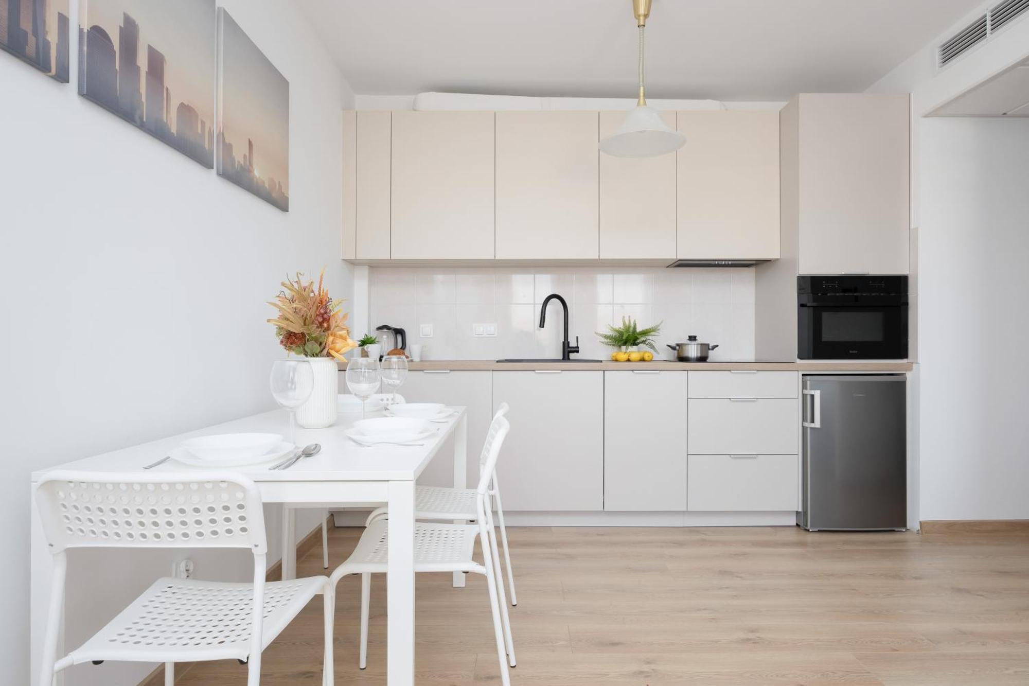 Air Conditioned In With Parking, Desk And Balcony By Renters