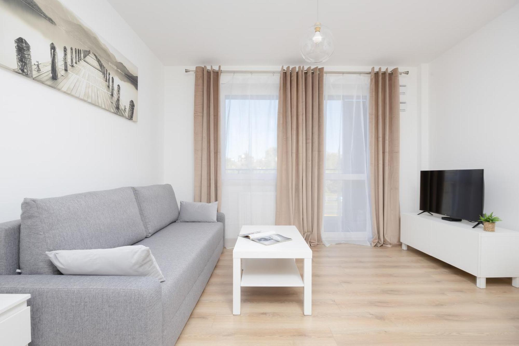 Apartment Air Conditioned In With Parking, Desk And Balcony By Renters