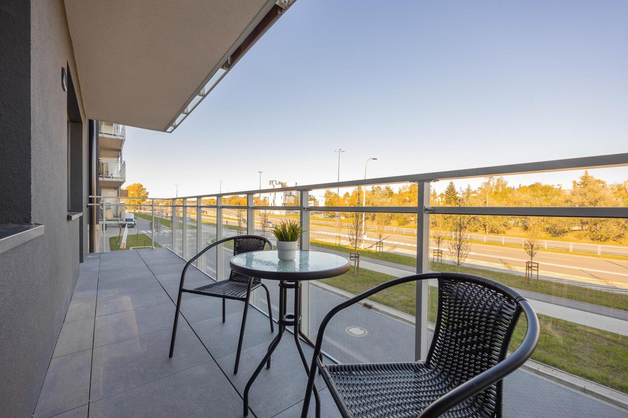 Apartment Air Conditioned In With Parking, Desk And Balcony By Renters *
