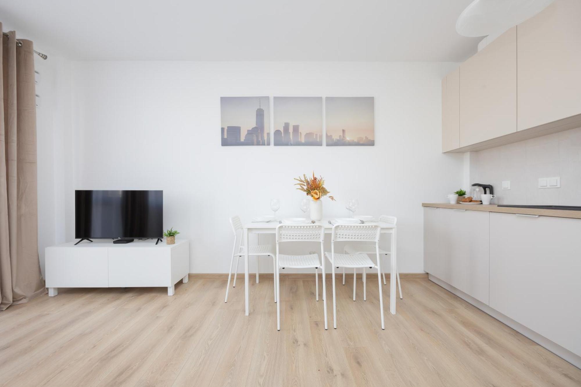 Air Conditioned In With Parking, Desk And Balcony By Renters Apartment Warschau