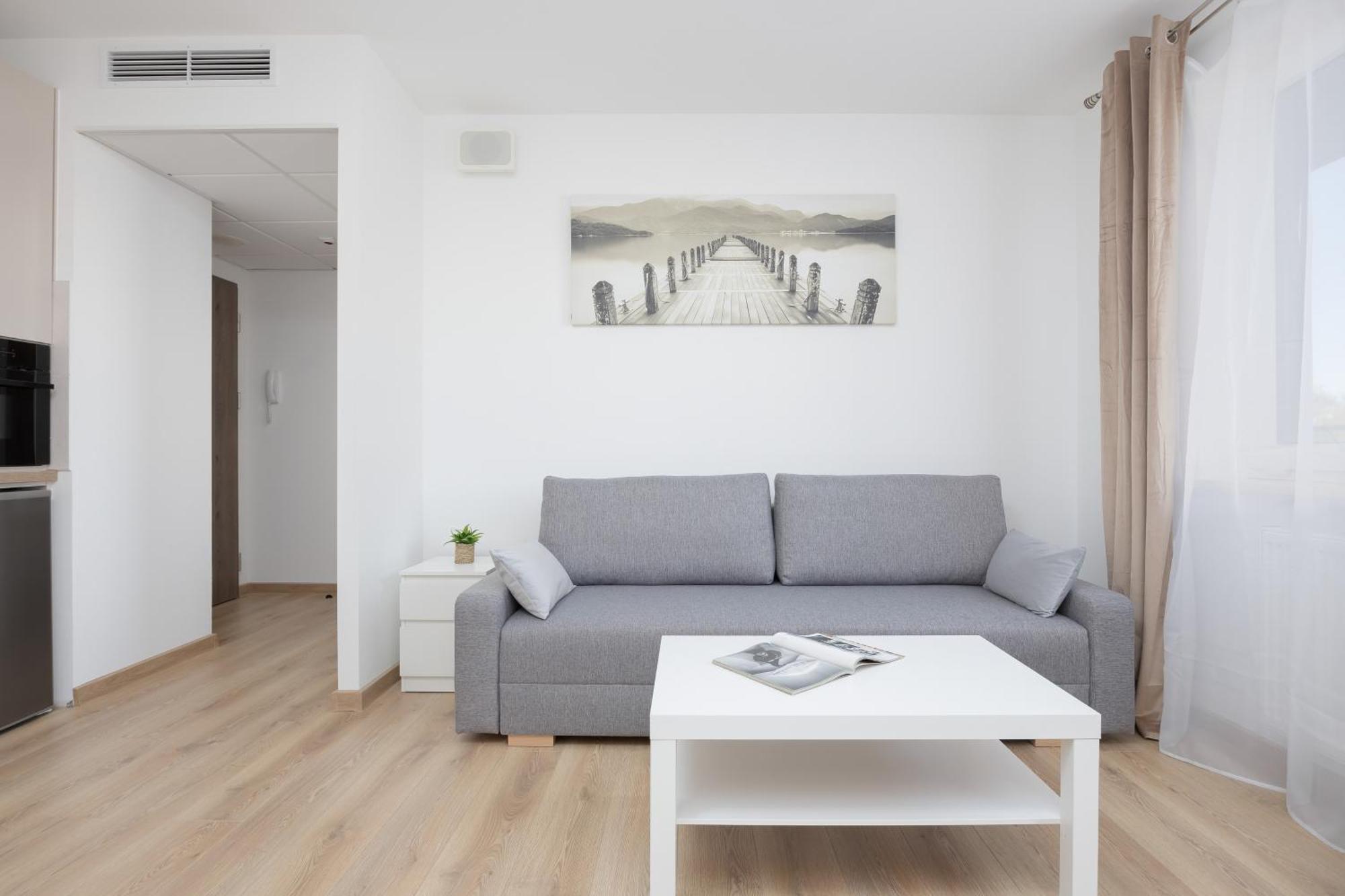 Apartment Air Conditioned In With Parking, Desk And Balcony By Renters Warschau