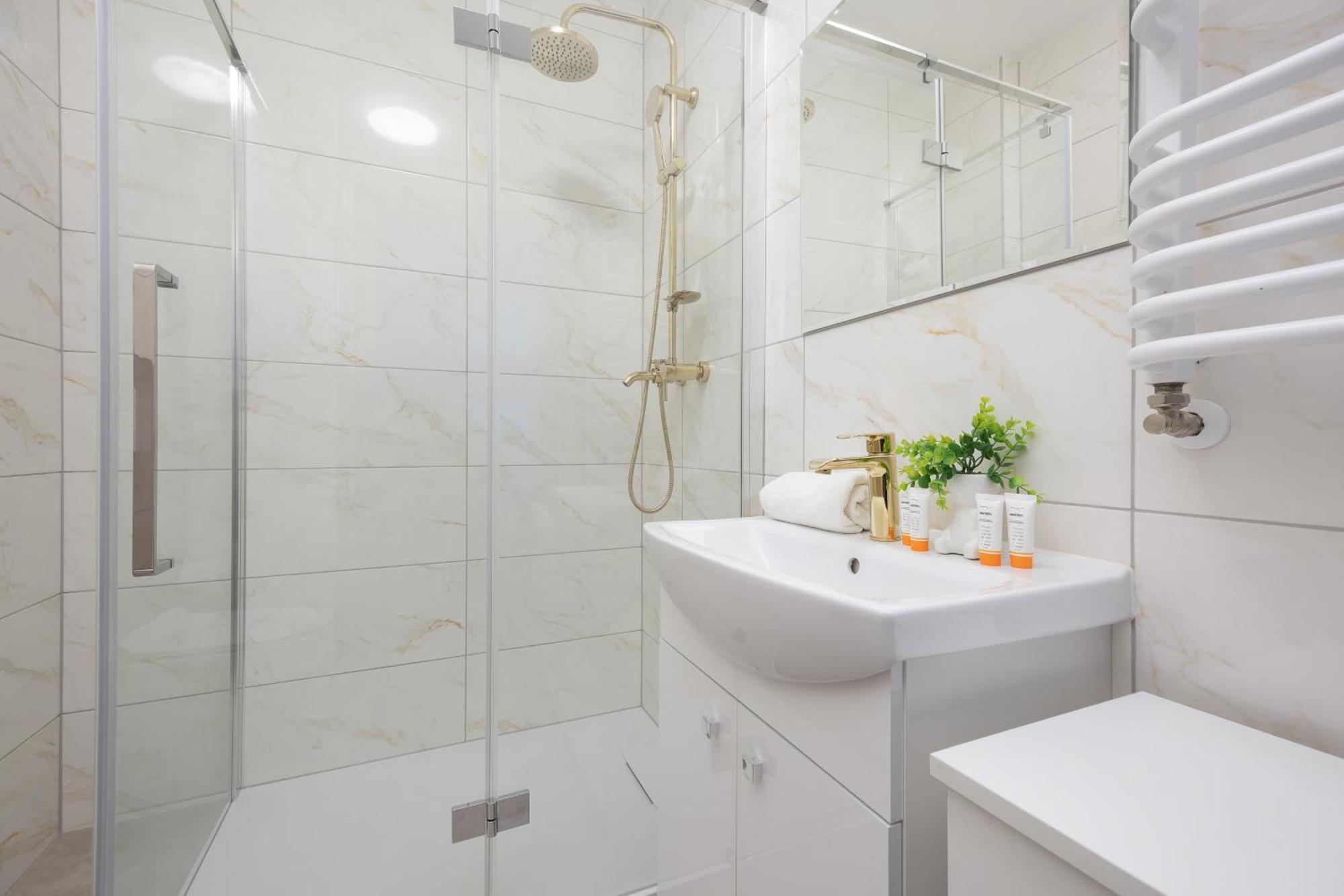Air Conditioned In With Parking, Desk And Balcony By Renters Warschau