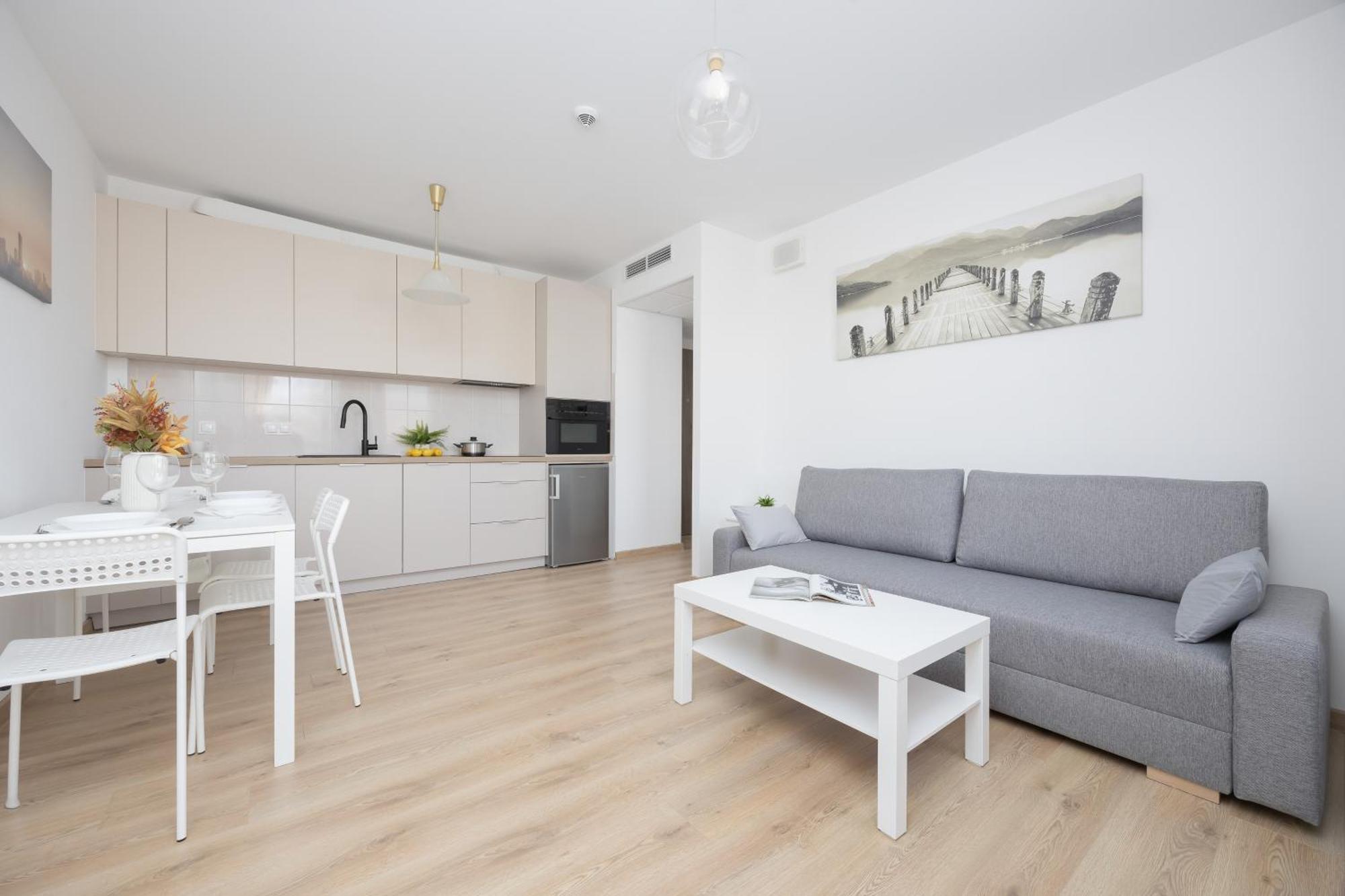 Air Conditioned In With Parking, Desk And Balcony By Renters * Warschau