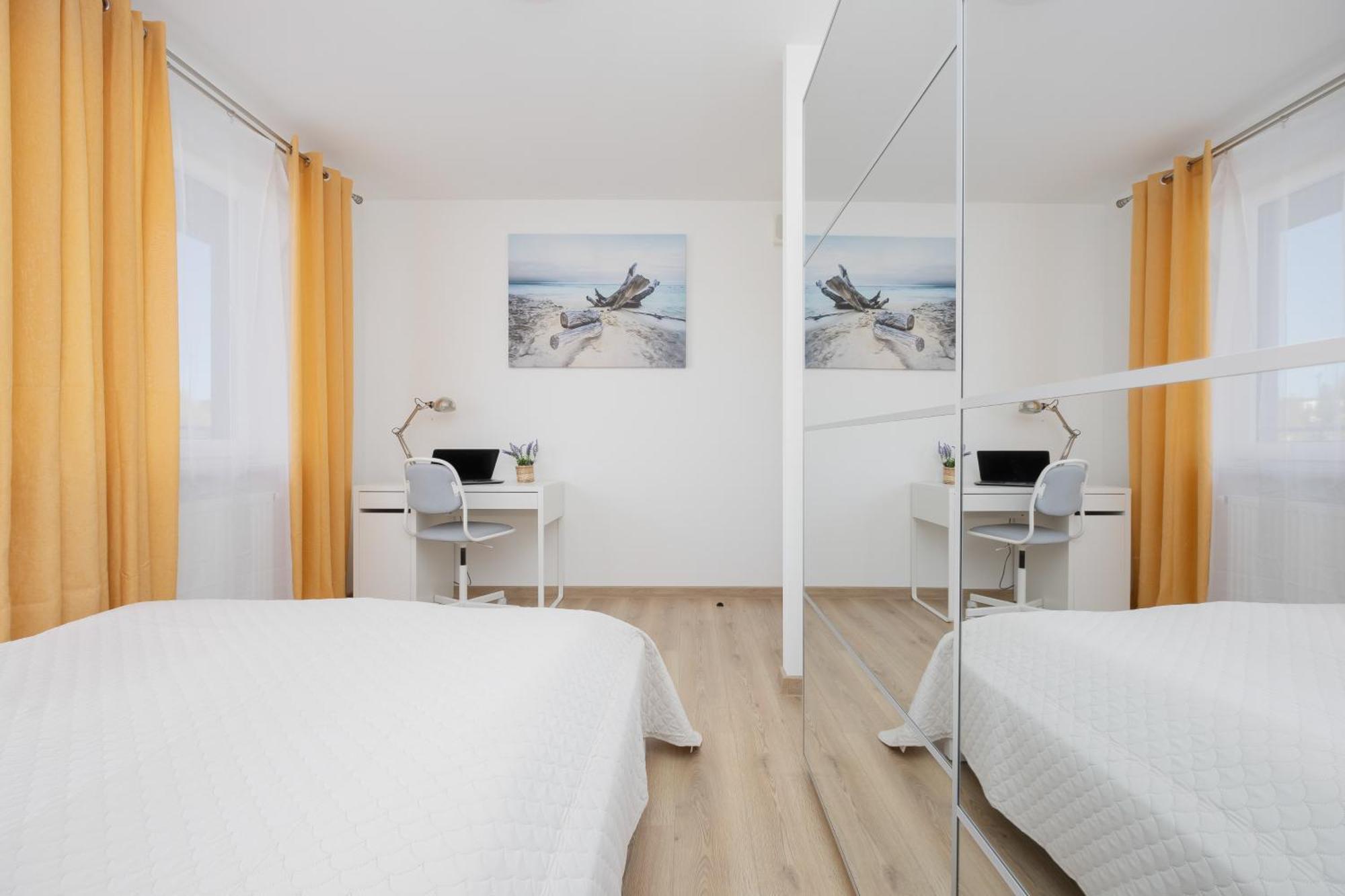 Air Conditioned In With Parking, Desk And Balcony By Renters