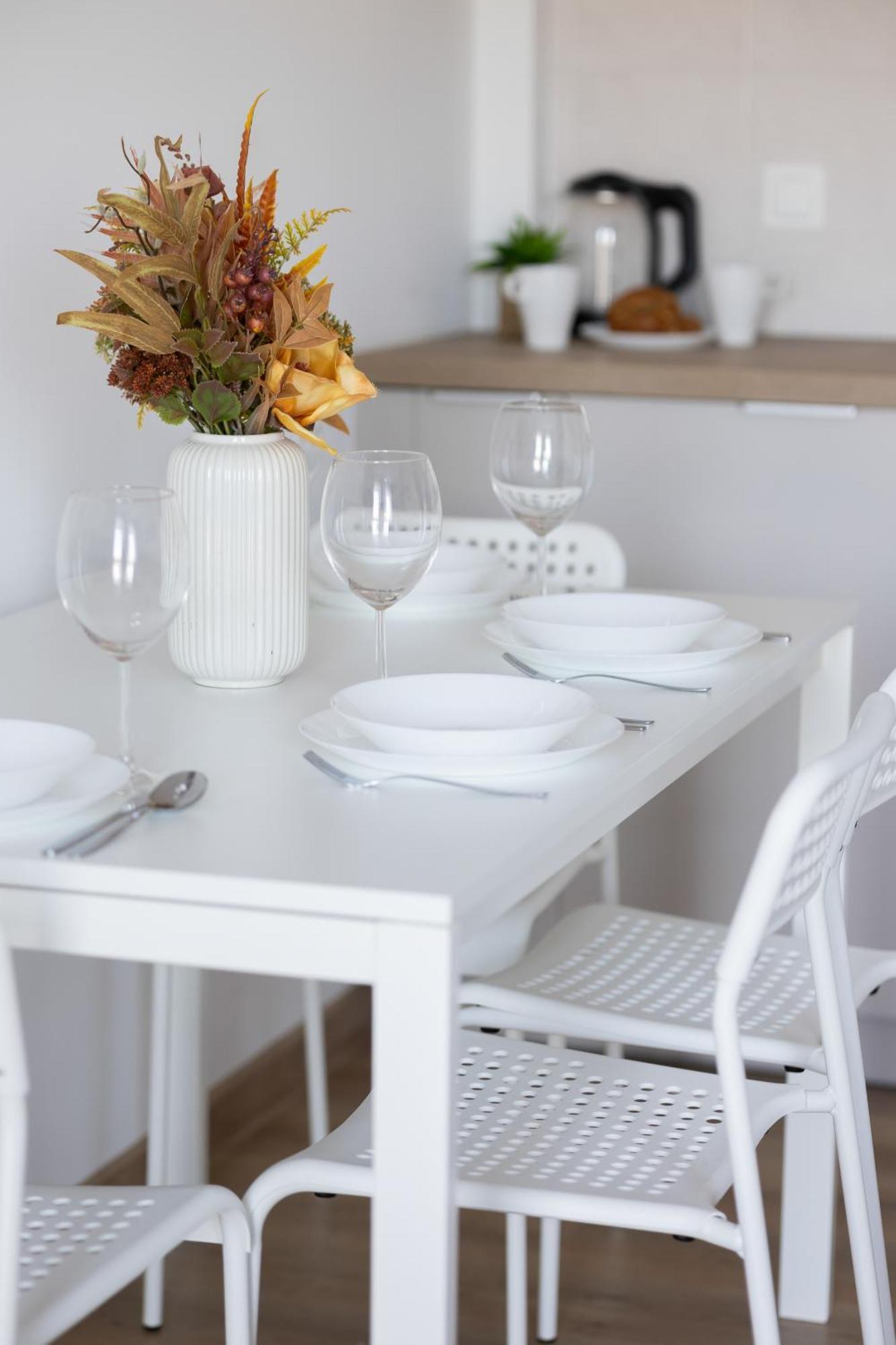 Apartment Air Conditioned In With Parking, Desk And Balcony By Renters