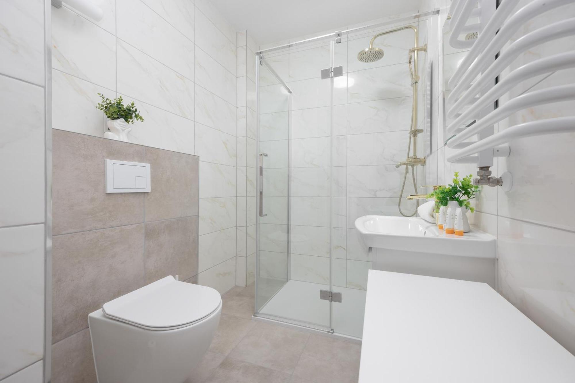 Air Conditioned In With Parking, Desk And Balcony By Renters Apartment *
