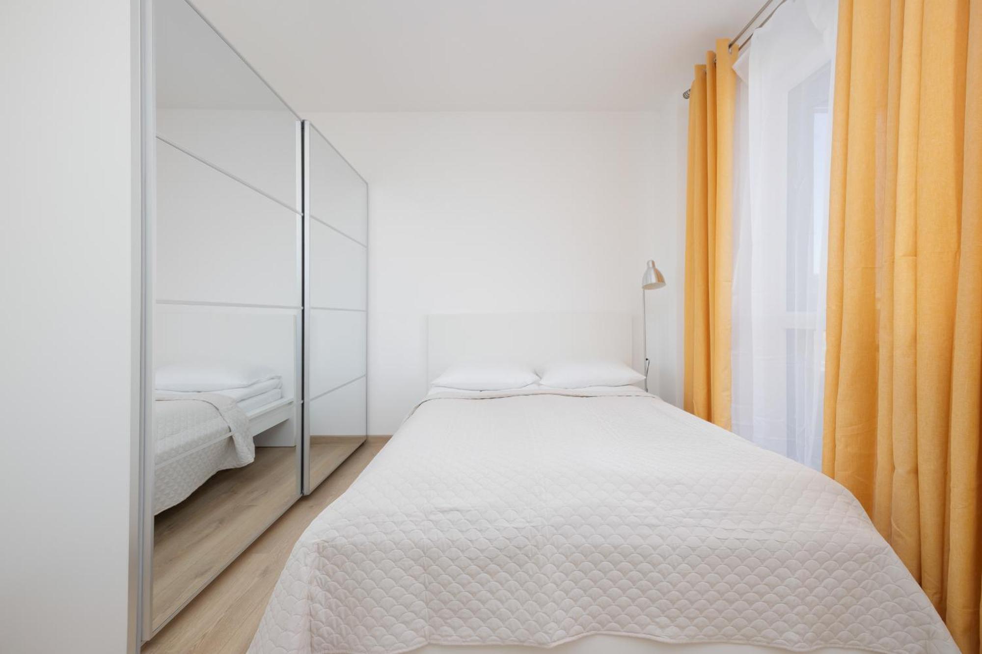 Air Conditioned In With Parking, Desk And Balcony By Renters Apartment Warschau