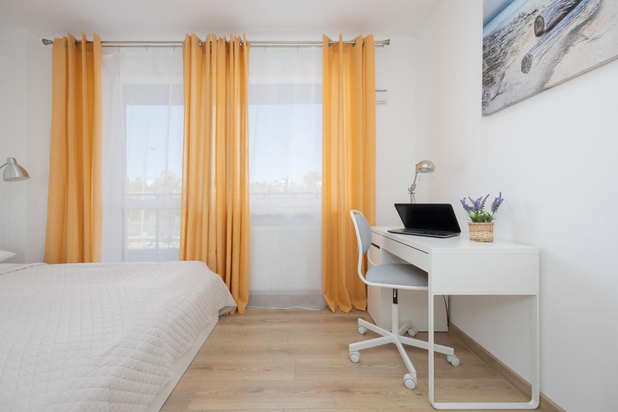 Air Conditioned In With Parking, Desk And Balcony By Renters * Warschau