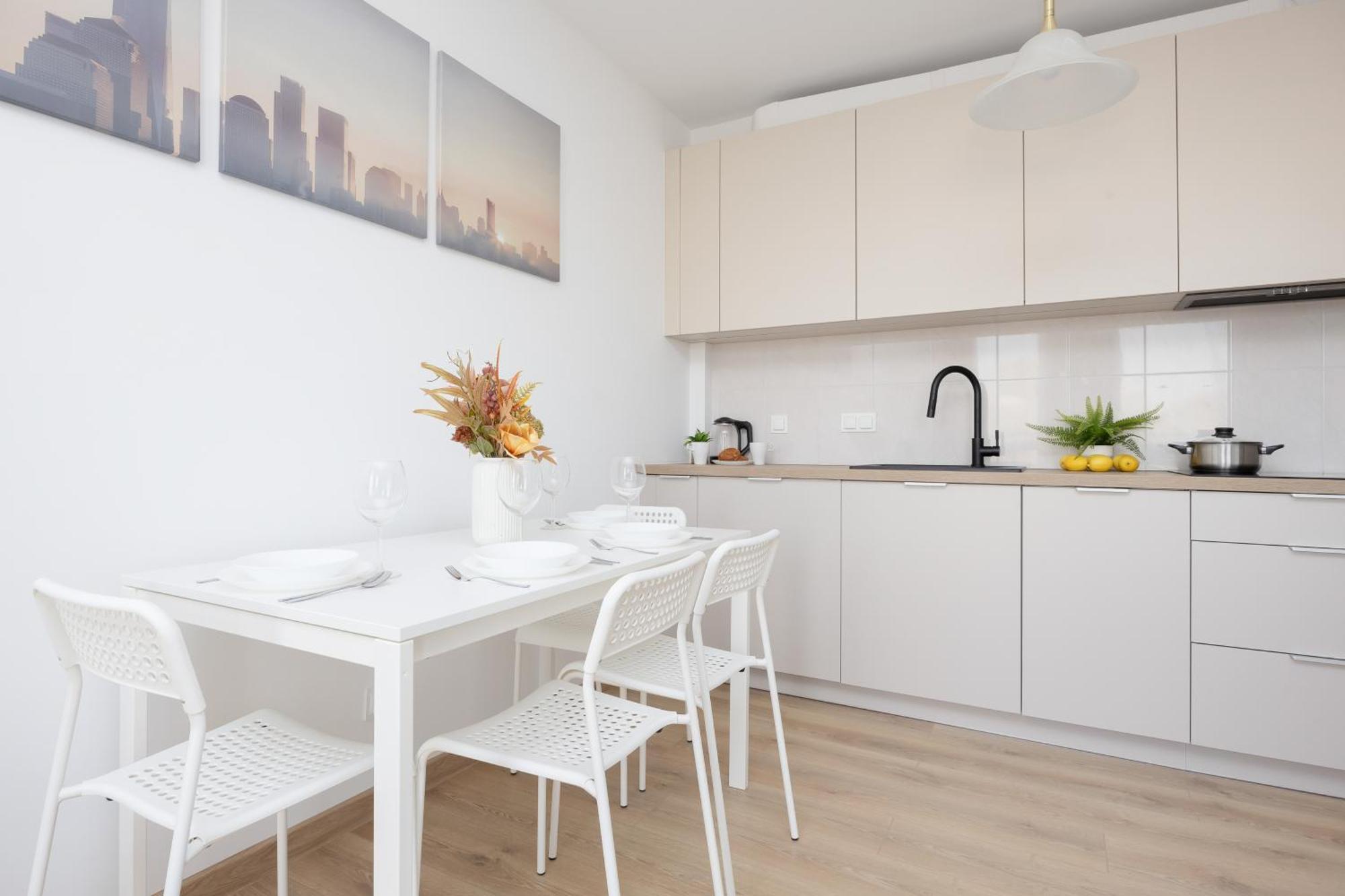 Apartment Air Conditioned In With Parking, Desk And Balcony By Renters