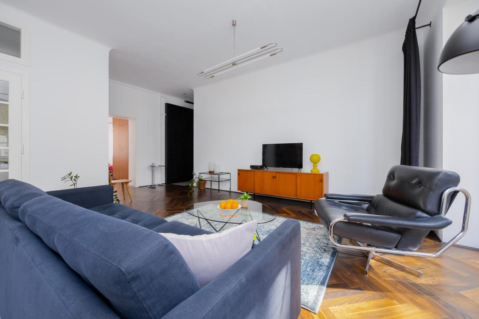 Atmospheric 1 Bedroom By Renters Apartment *