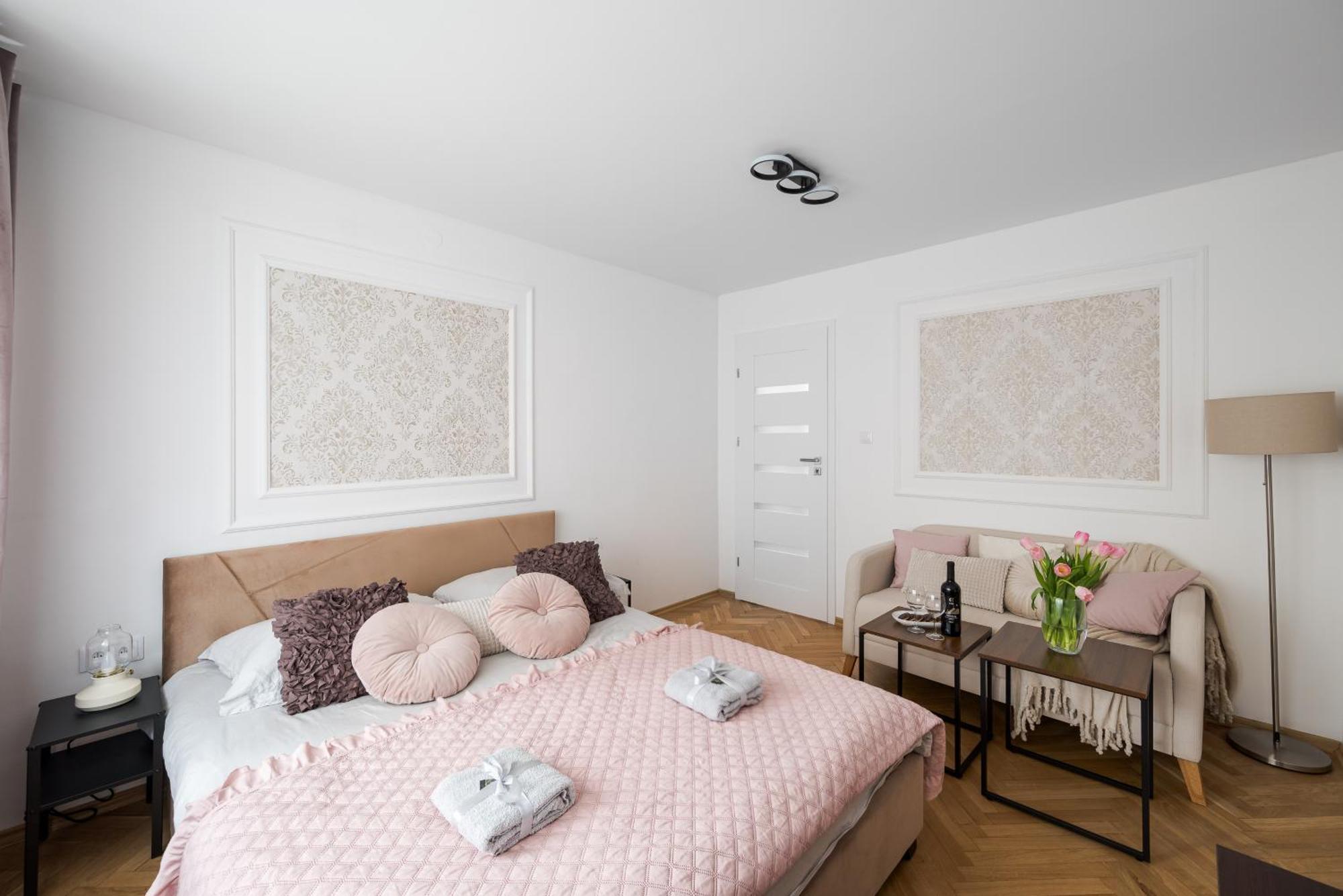 Apartament Classic 2-br At Chmielna 200 M From Station, Parking On Site Warszawa