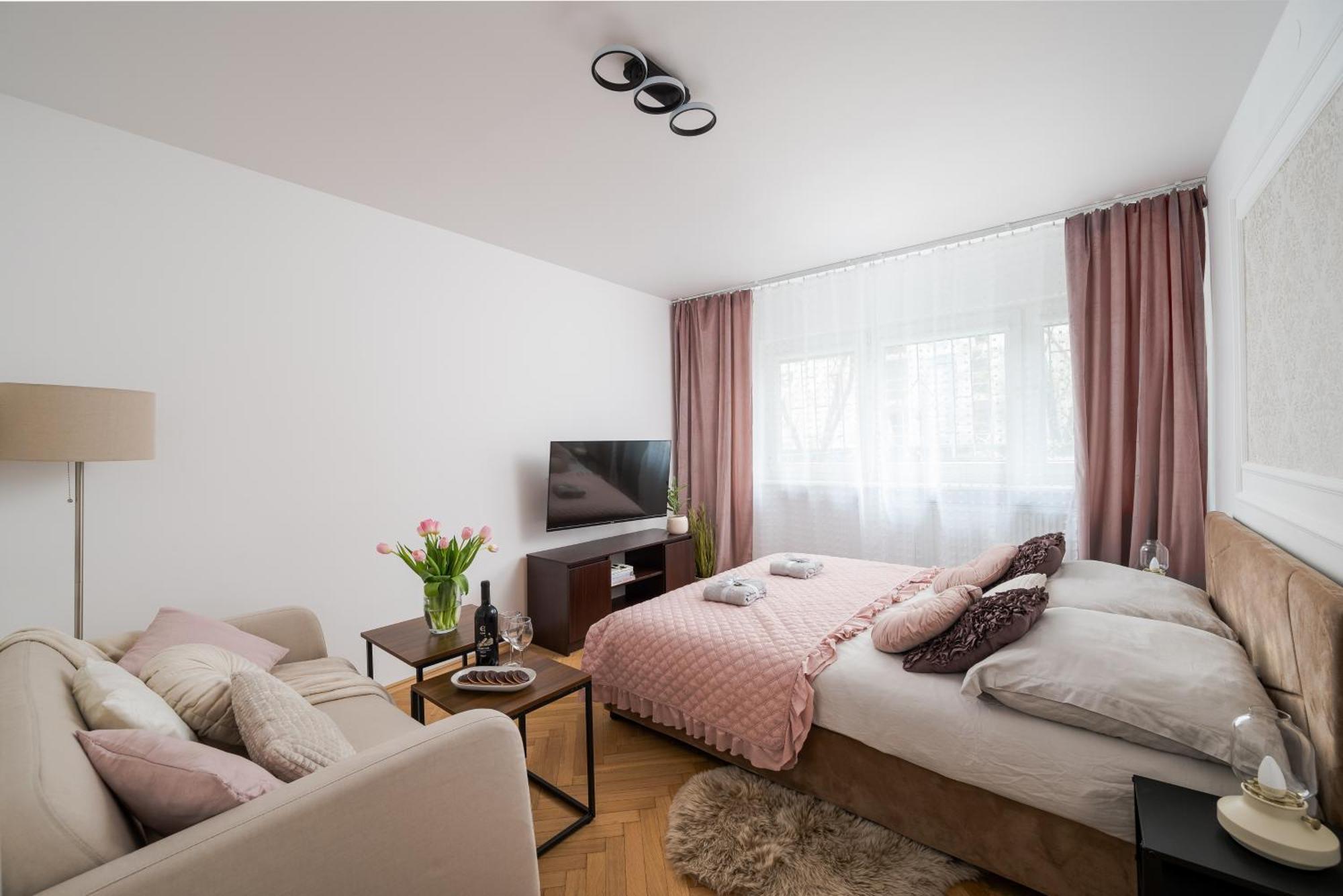 Apartament Classic 2-br At Chmielna 200 M From Station, Parking On Site