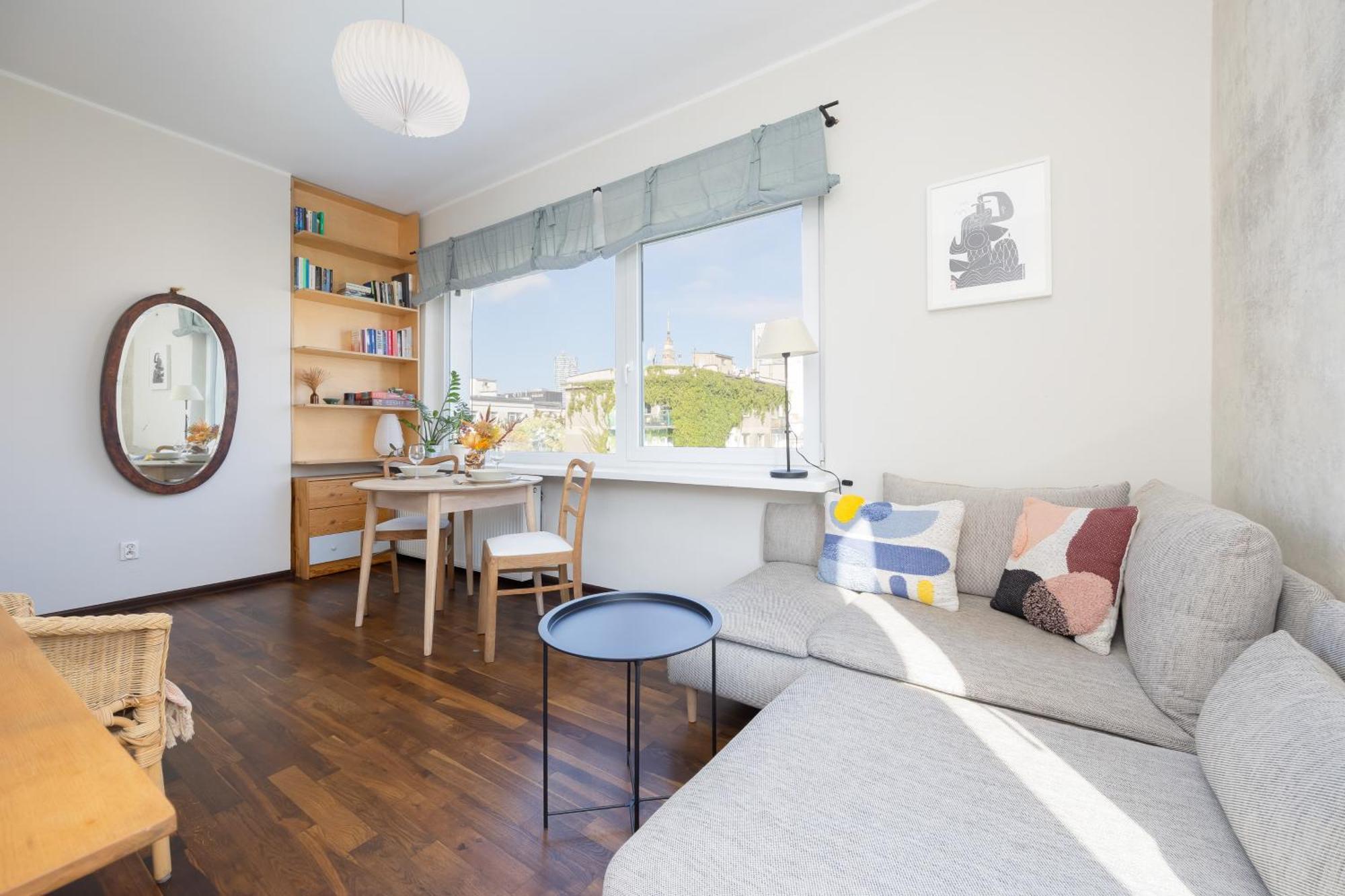 Bright In Downtown By Renters