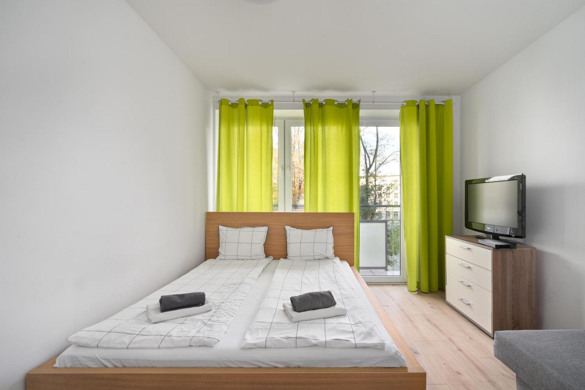 Golden - Bright And Cozy - Center - Kred