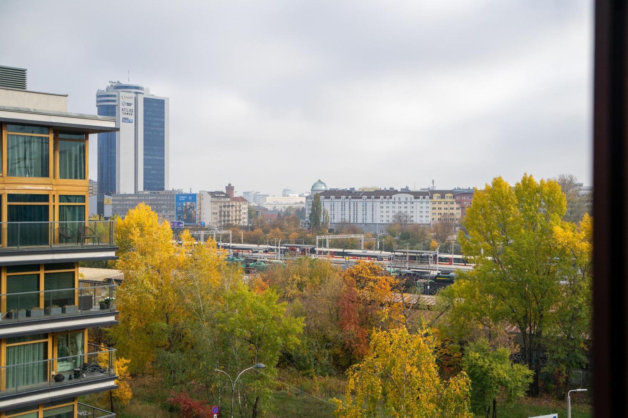 Apartment Kolejowa - Parking, Balcony, Workspace - By Rentujemy
