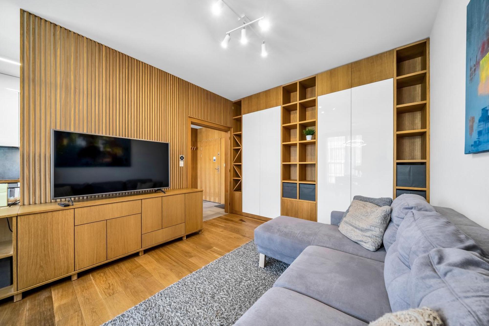 Apartment Kolejowa - Parking, Balcony, Workspace - By Rentujemy