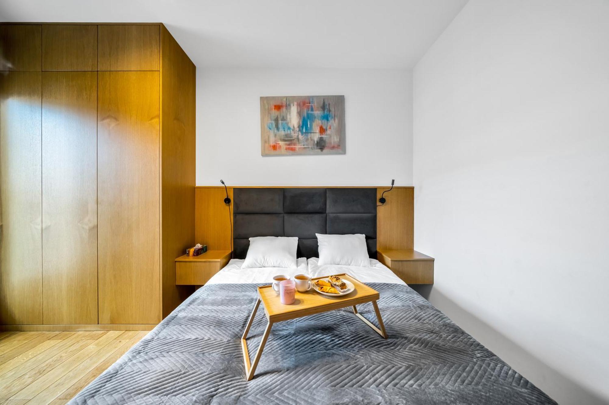 Apartment Kolejowa - Parking, Balcony, Workspace - By Rentujemy Warsaw
