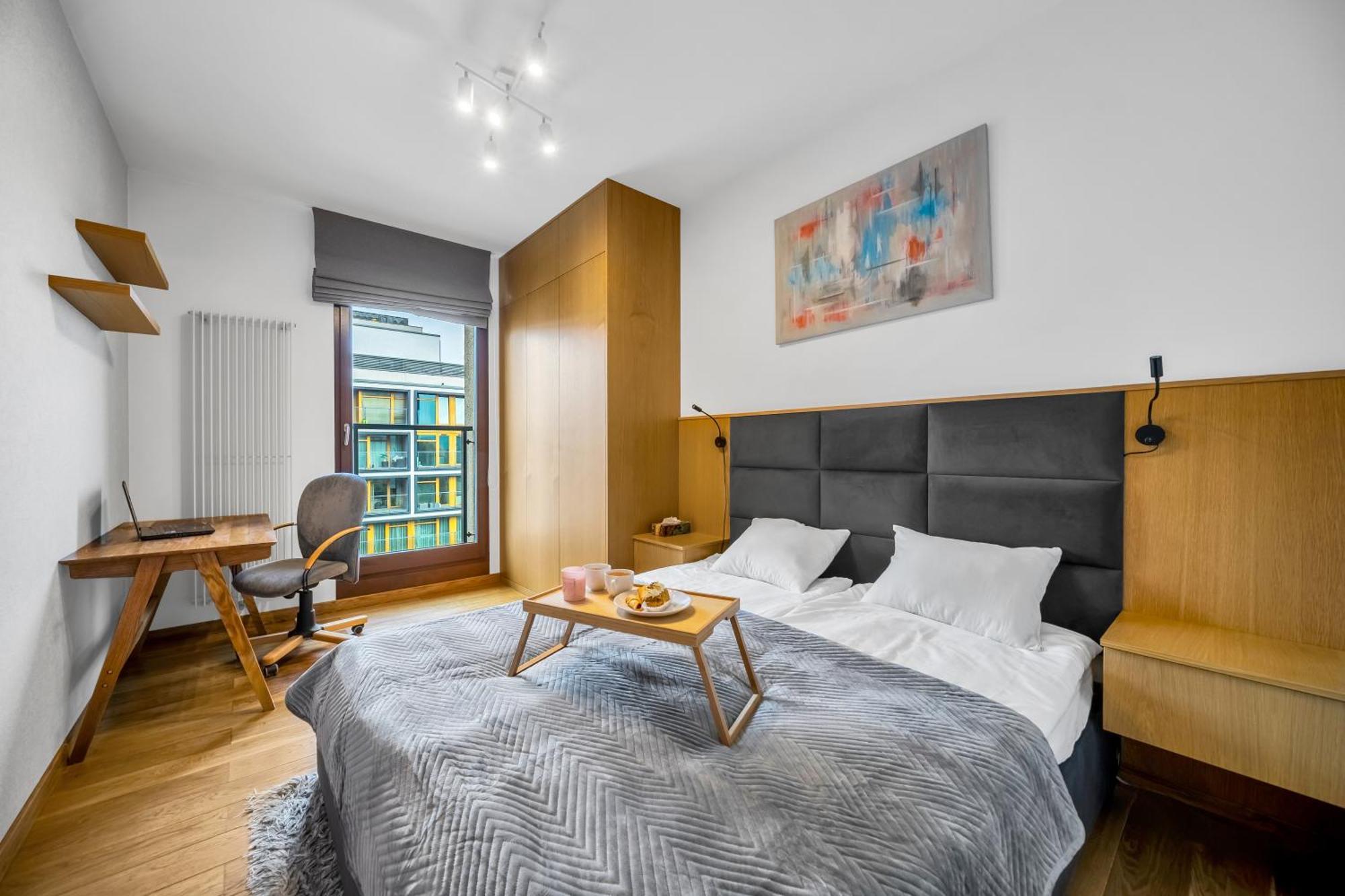 Apartment Kolejowa - Parking, Balcony, Workspace - By Rentujemy