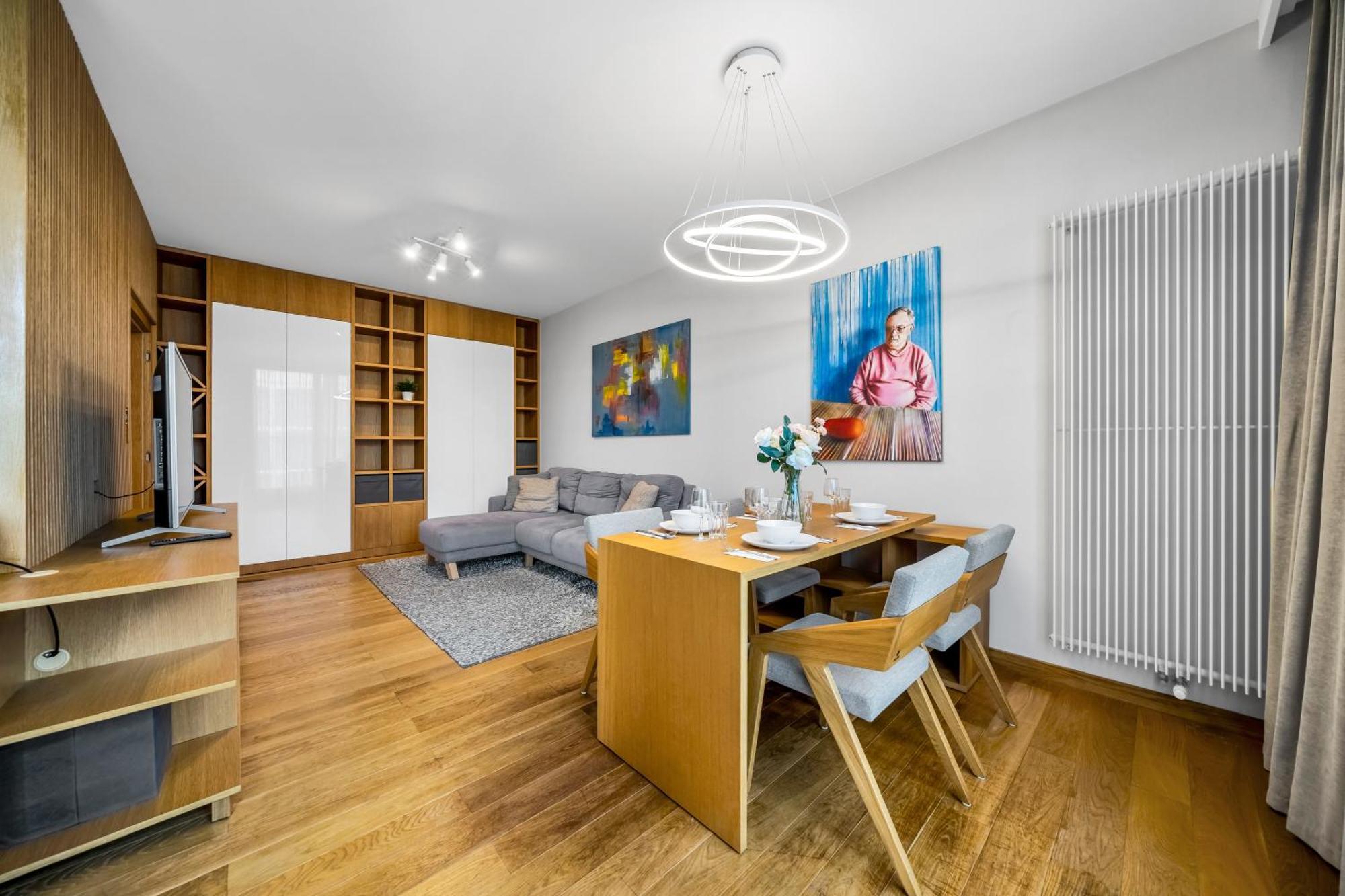 Kolejowa - Parking, Balcony, Workspace - By Rentujemy Apartment *
