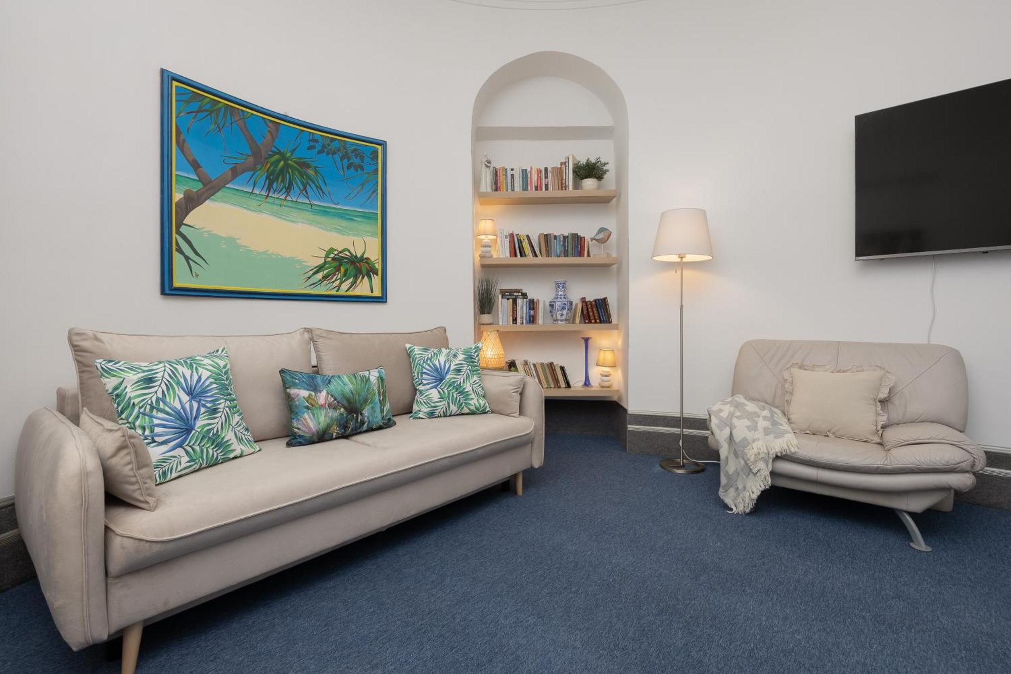 Spacious In The Center By Rent Like