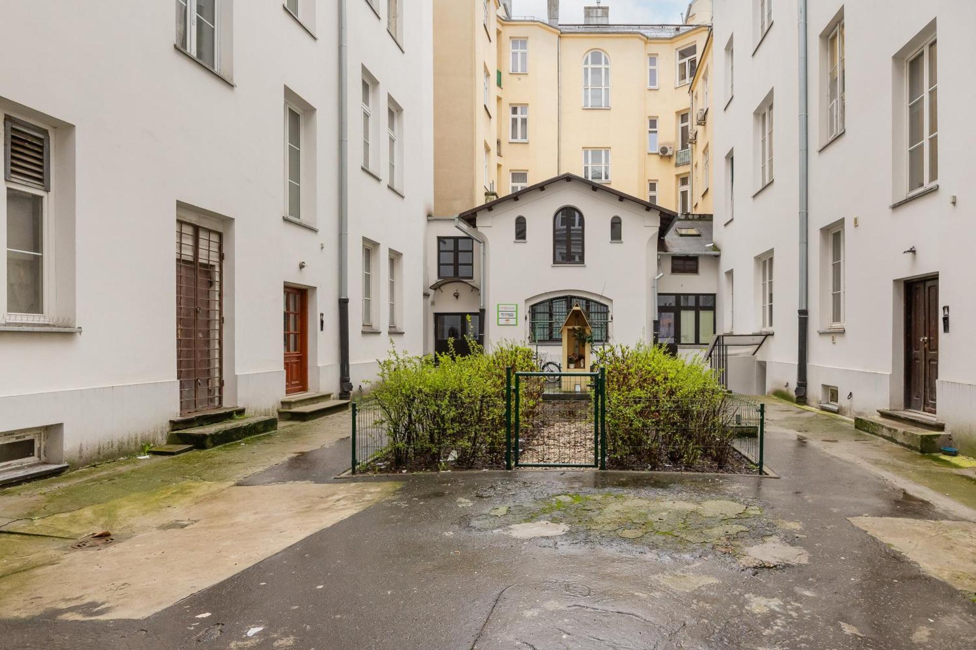 Spacious In The Center By Rent Like *